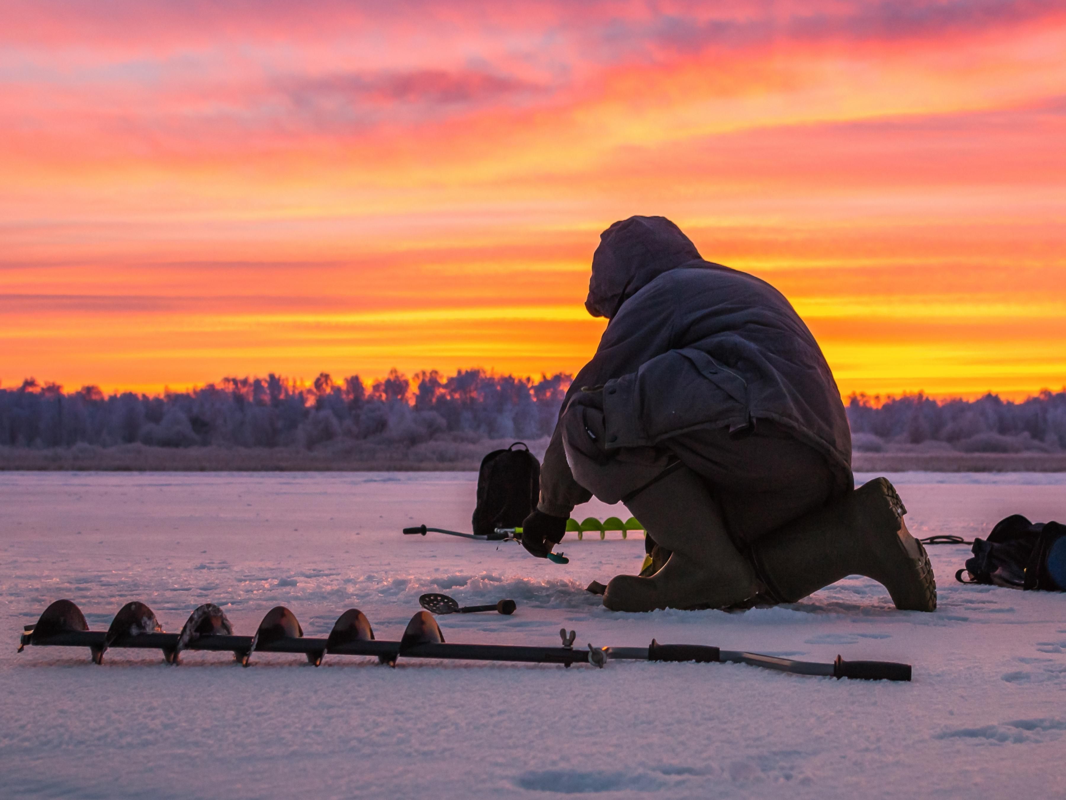 Lake Nipissing is North Bay’s premier ice fishing spot, where fishing enthusiasts drill holes and relax in cozy ice shelters on the thick winter ice. Nearby Trout Lake and Callander Bay provide quieter options for beginners and seasoned fishers alike, with Callander Bay perfect for multi-day trips. Both locations offer easy access and free parking.