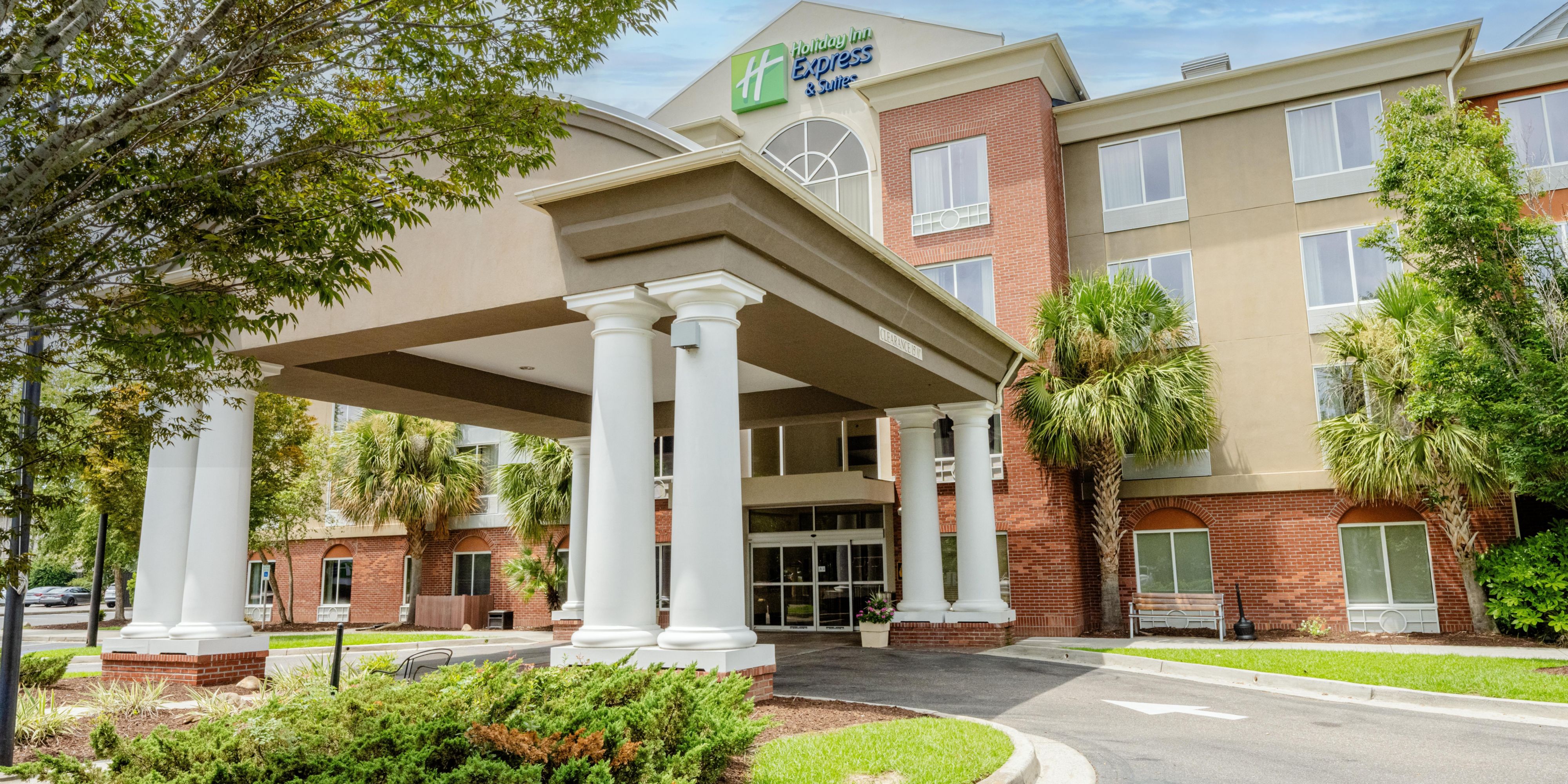 Holiday Inn Express & Suites Charleston-North