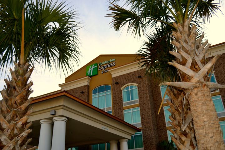 Holiday Inn Express & Suites Charleston Arpt