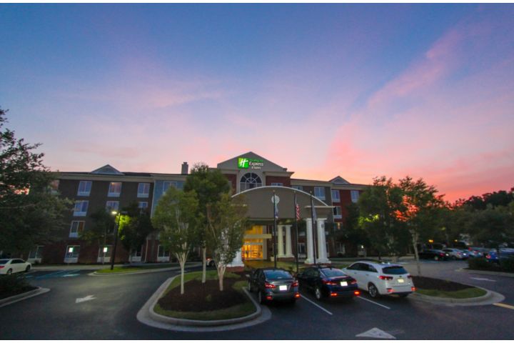 Holiday Inn Express & Suites Charleston-North
