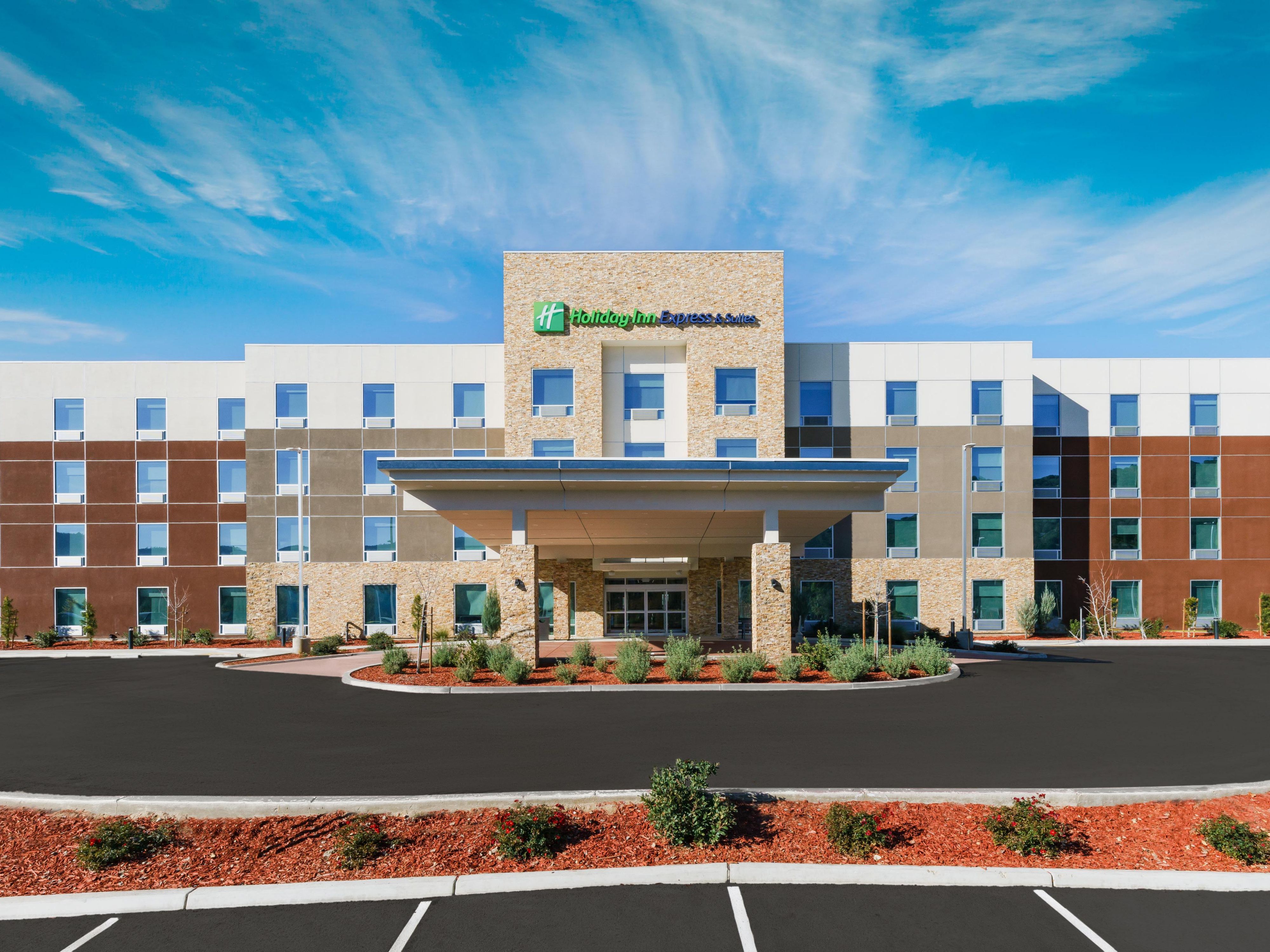 Enjoy a comfortable stay with our package that includes a well-appointed hotel room and complimentary on-site parking. Perfect for both business and leisure travelers, this offer provides convenience and added value for a hassle-free visit.