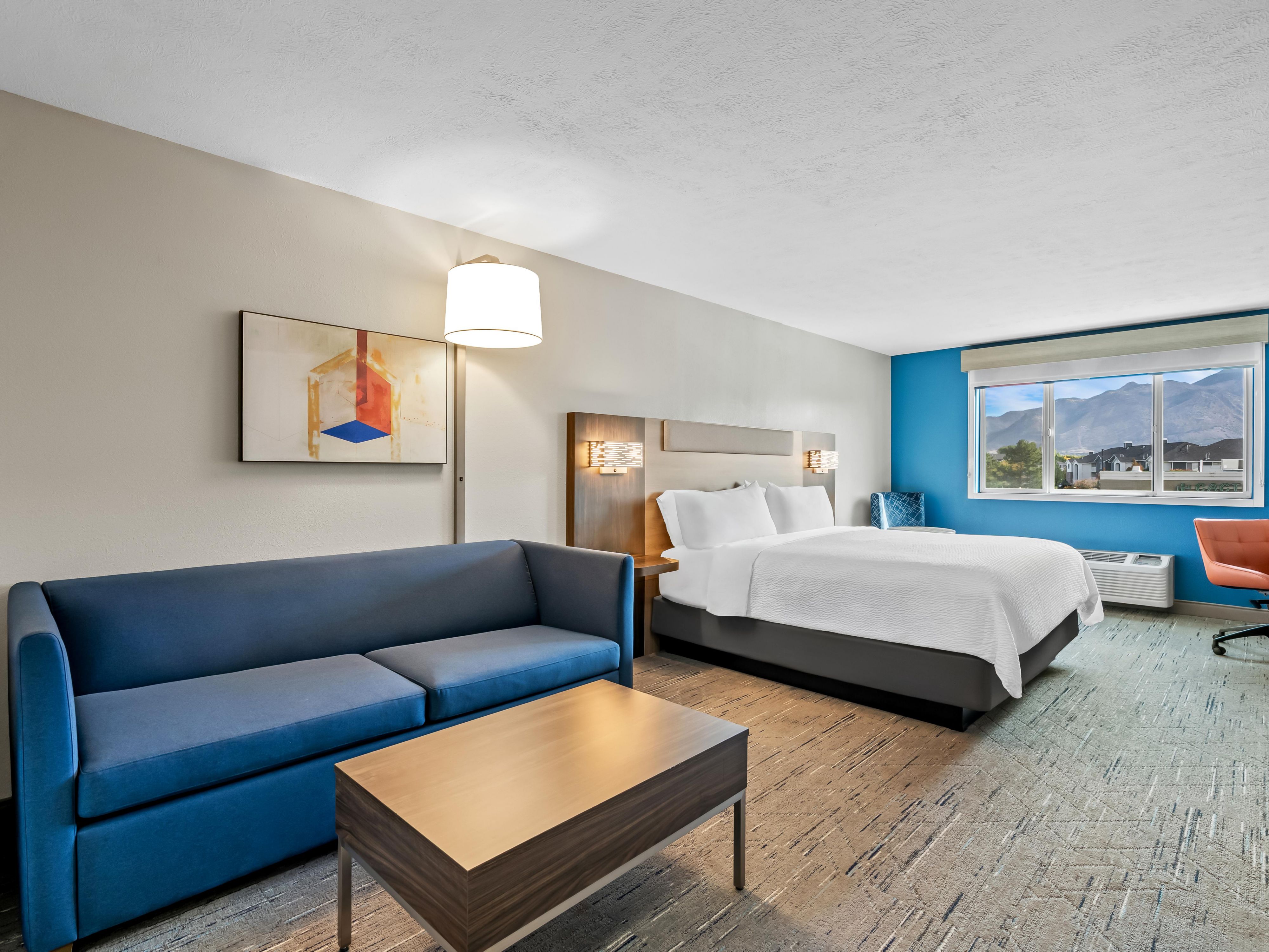 سرير كينج ، أريكة للنوم ، مكتب ، كرسي صالة ، ثلاجة صغيرة ، ميكروويف