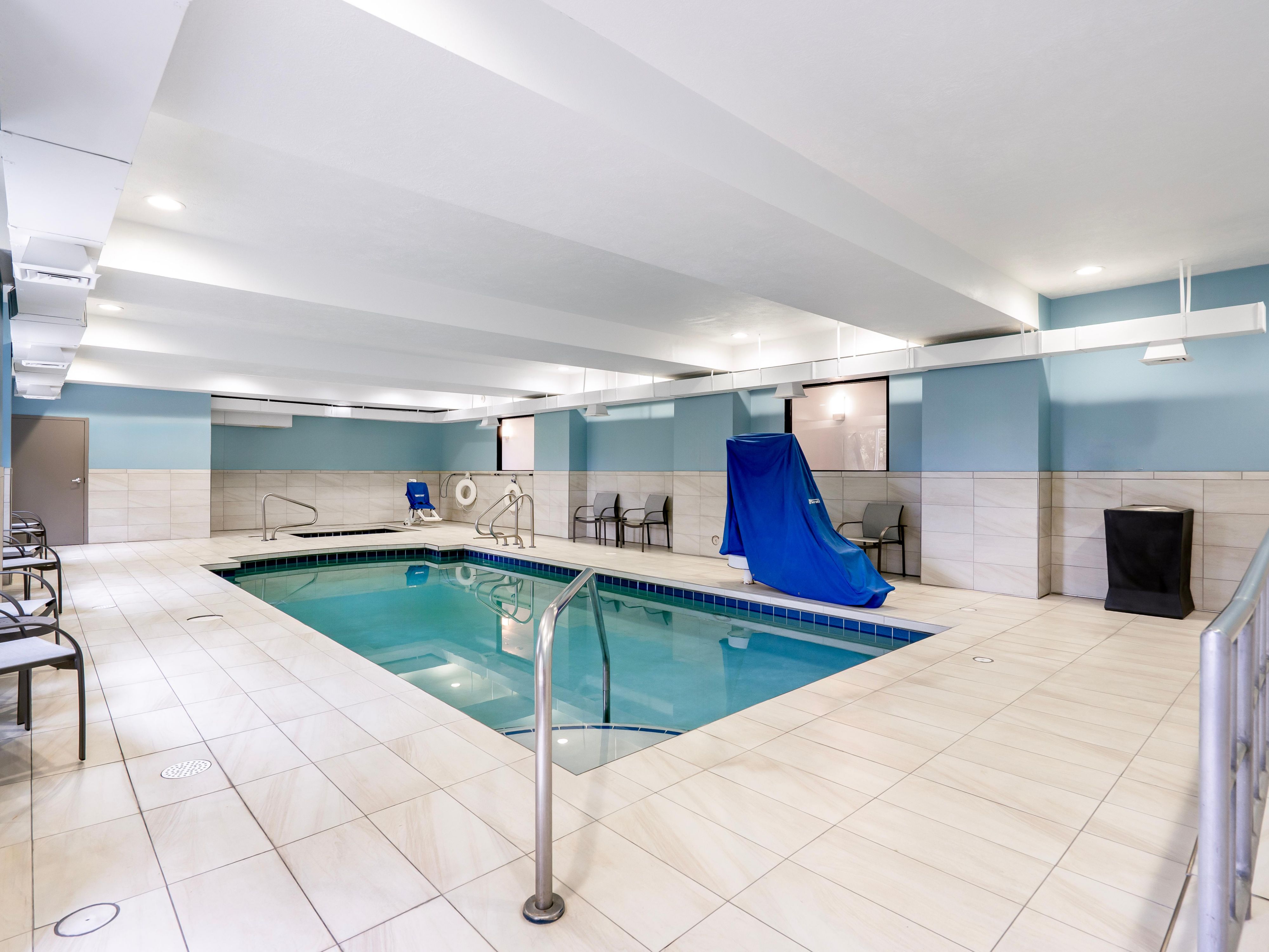 مسبح داخلي مدفأ وحوض استحمام ساخن