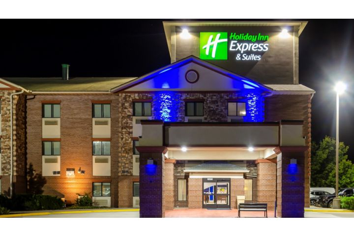 Holiday Inn Express & Suites Olathe South