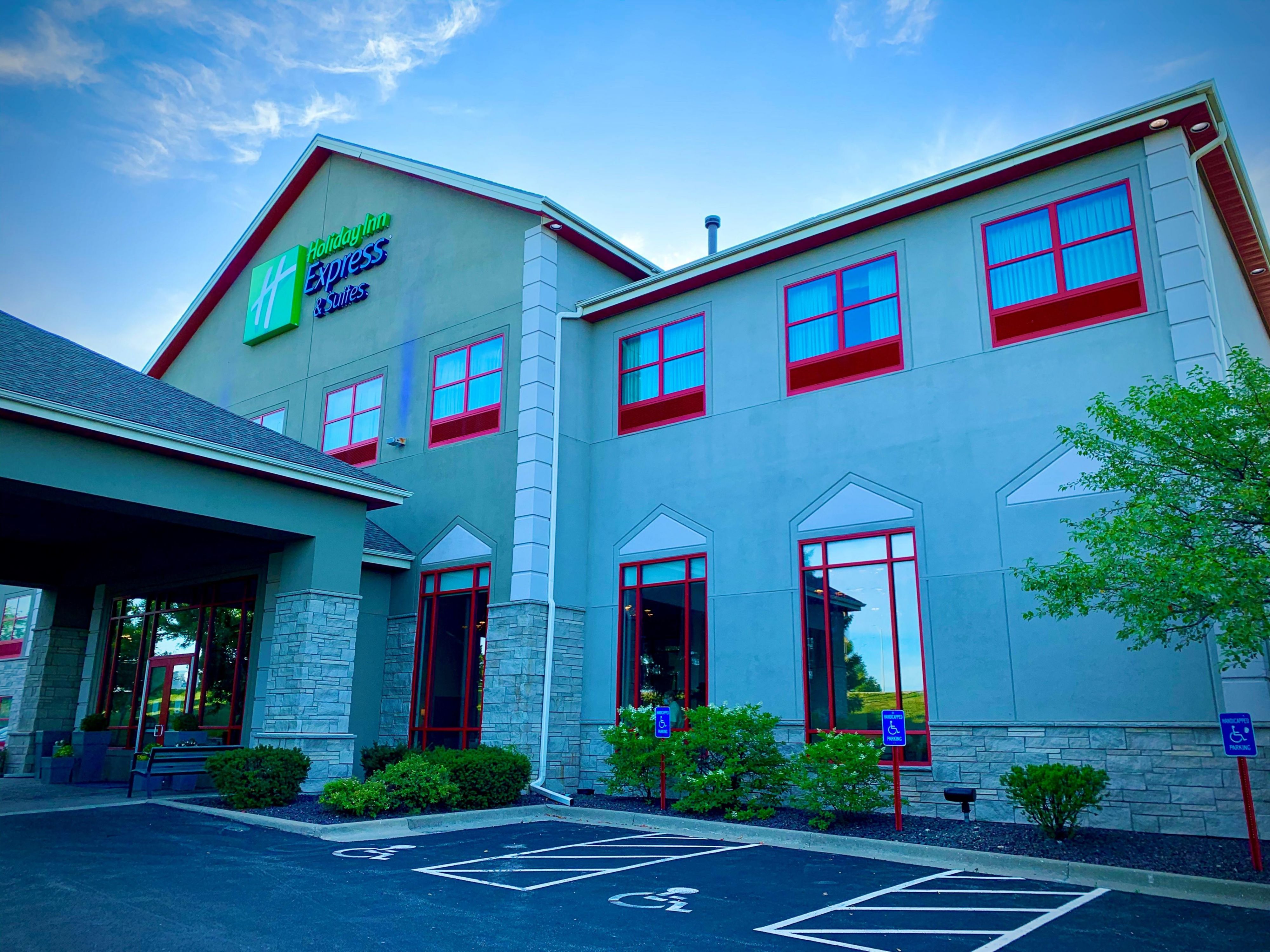 Budget Hotels in Lee's Summit, MO | Holiday Inn Express Lee's Summit