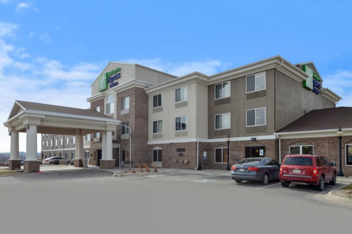 Holiday Inn Express & Suites Omaha West