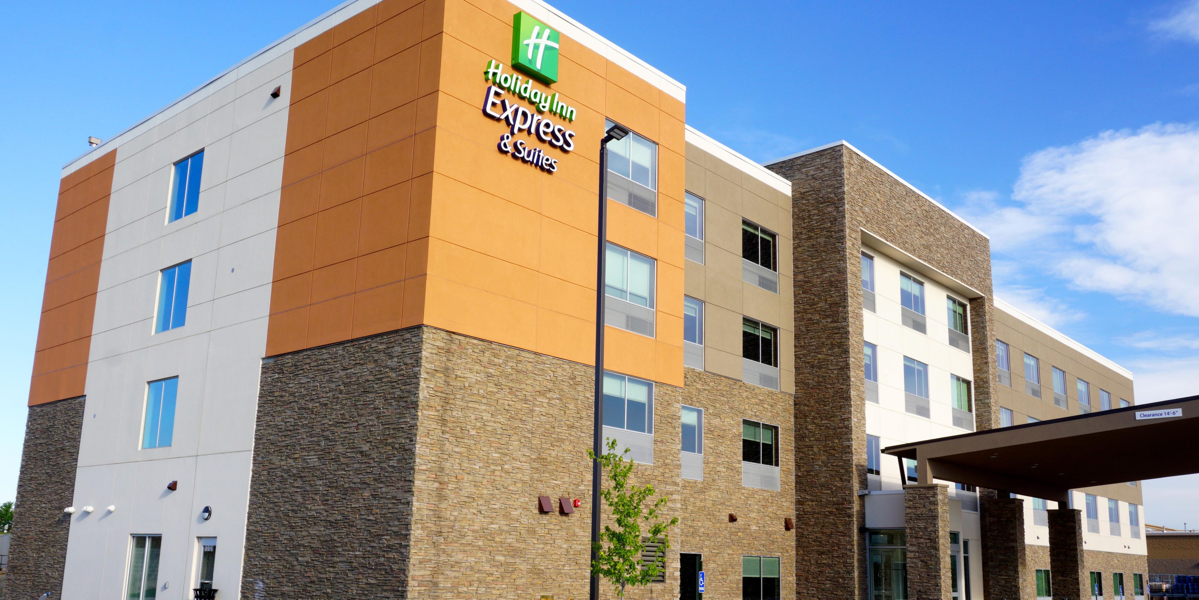 Hotel In Omaha NE Near The Zoo Holiday Inn Express Suites Omaha   Holiday Inn Express And Suites Omaha 4504216314 2x1