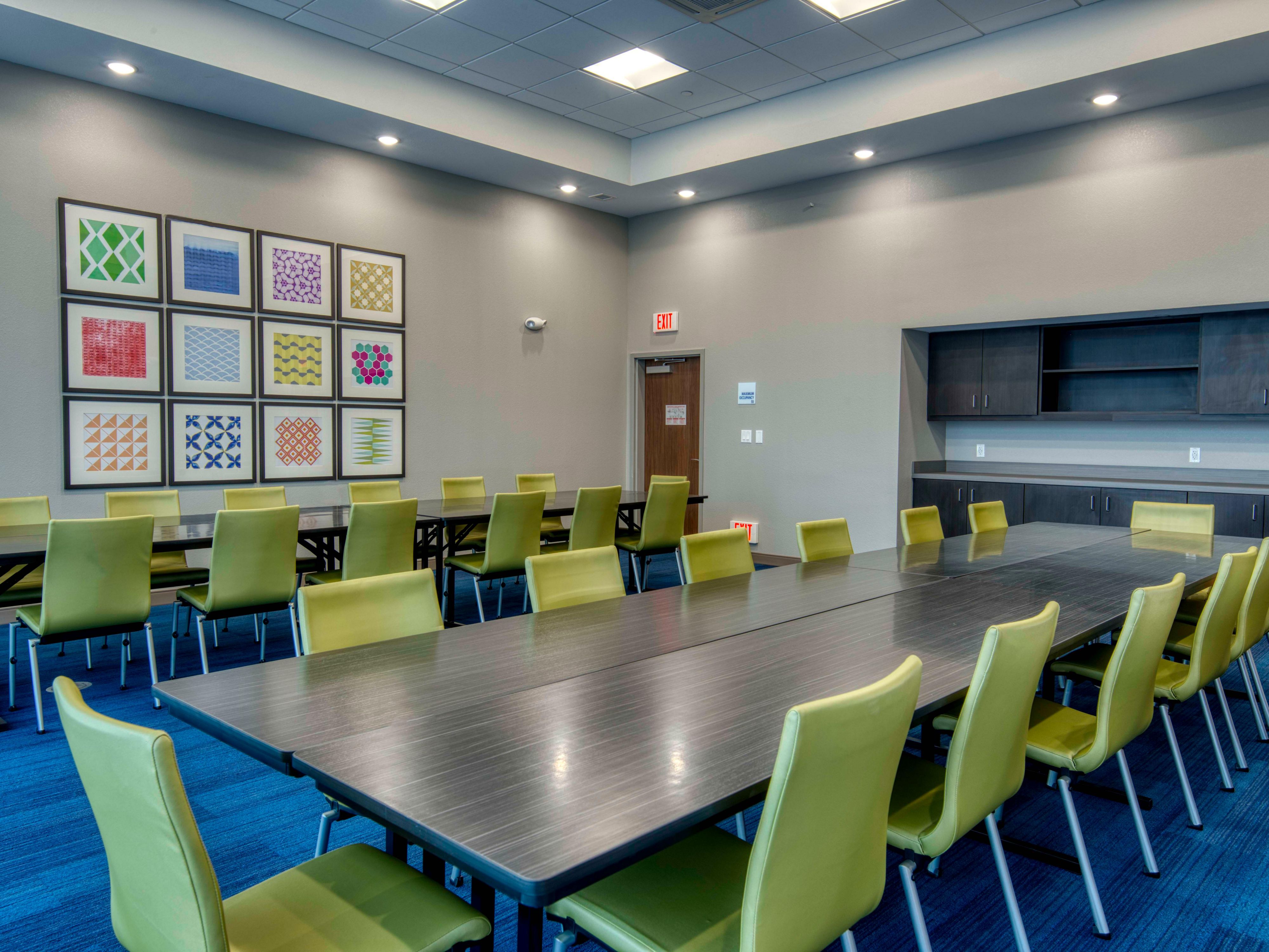 Small meetings play a vital role in the success of many organizations. Are you planning a small corporate meeting, training, board retreat or brainstorming session? Our flexible meeting space is sure to lead to big ideas! Whether you're a group of 5 or 40, we can help! Our Director of Sales is dedicated to making your meeting a huge success!