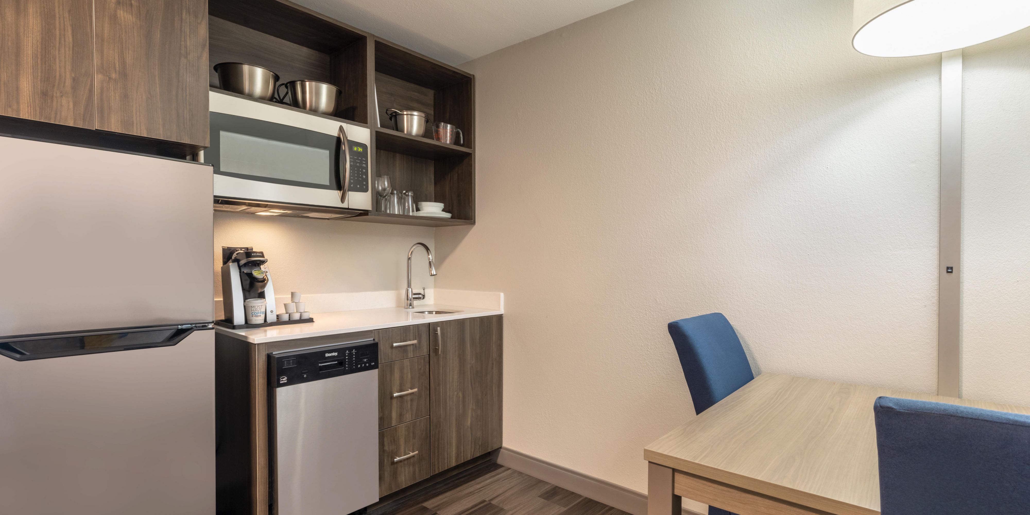 If you are traveling to Opelousas with family or planning an extended business stay in the city, this option is perfect for your needs. Enjoy our spacious suite with a kitchenette, a full refrigerator, a dishwasher, a microwave, and a custom closet organized for long-term business travel.