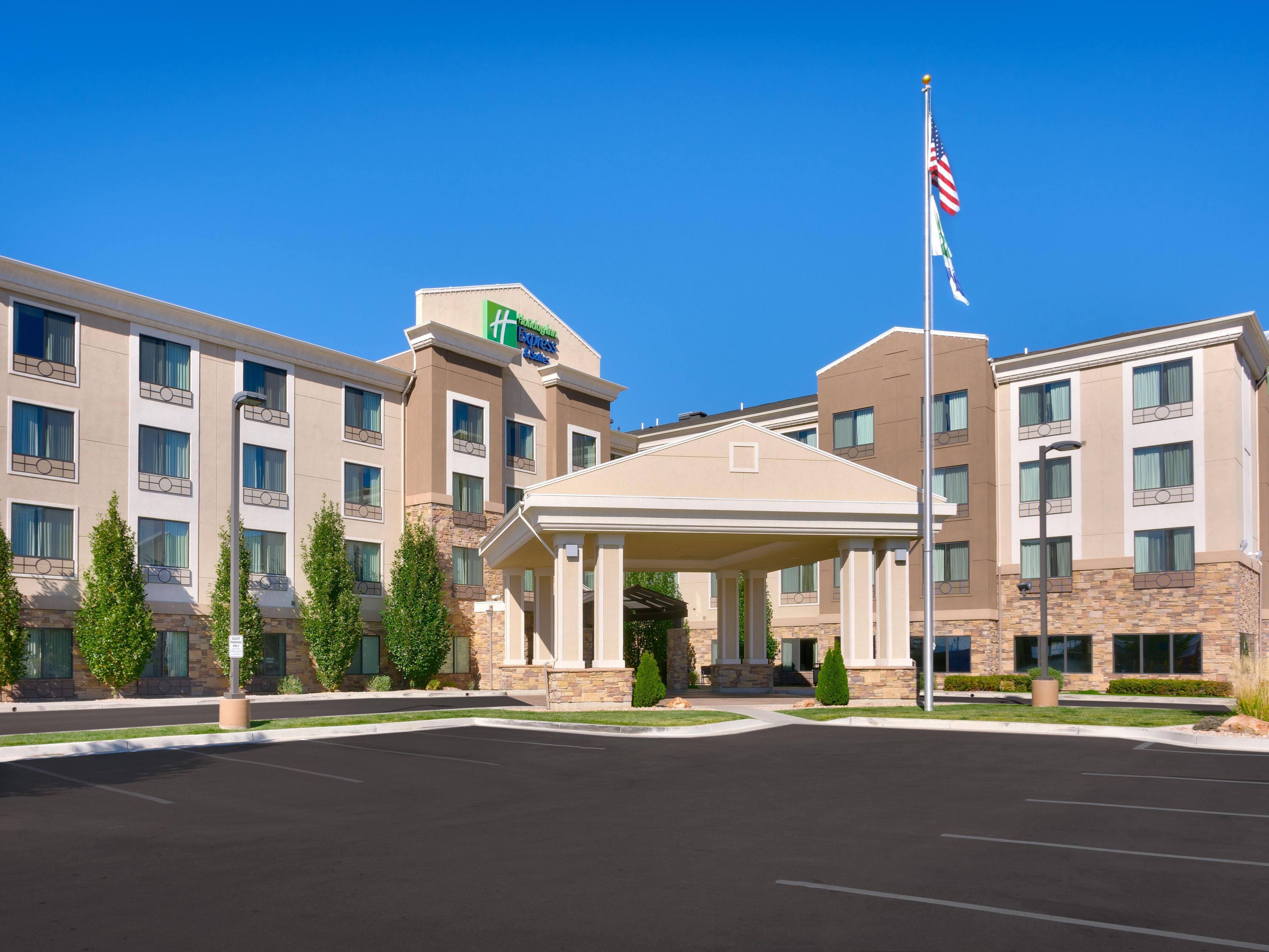 Nuestro hotel ofrece fácil acceso a la autopista, lo que lo acerca a increíbles vistas naturales como las cuevas de Timpanogos y las cataratas Bridal Veil. Disfrute del golf en Thanksgiving Point o Sleepy Ridge y visite atracciones locales como el UCCU Center y el University Place Mall. También encontrarás Splash Summit y Sundance Ski Resort cerca.