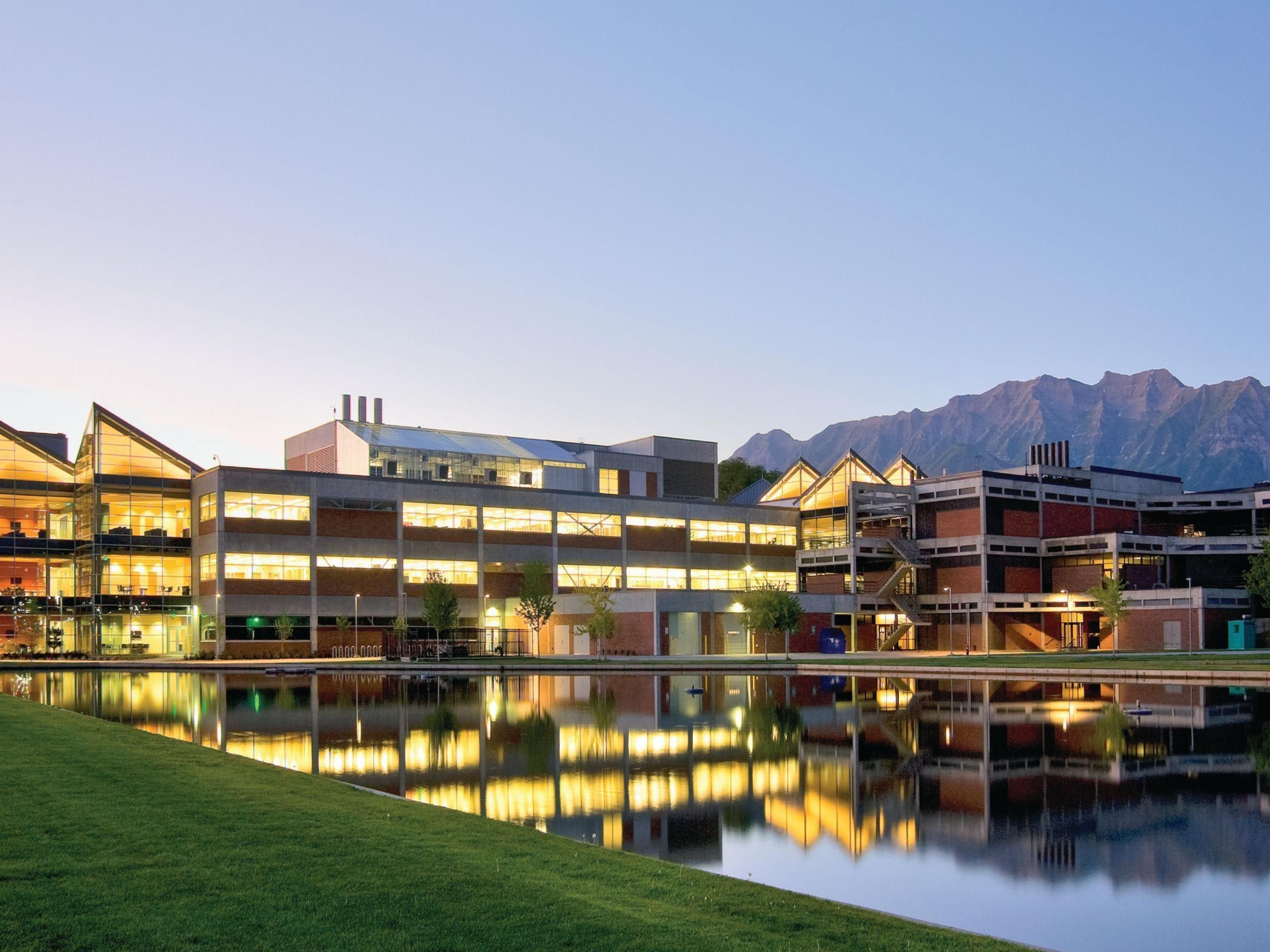 Nuestro hotel es el hogar perfecto lejos del hogar para estudiantes, padres y profesores que visitan la Universidad del Valle de Utah. Damos la bienvenida a estudiantes y sus familias en todo el mundo, brindando un excelente servicio año tras año. Ya sea que esté aquí para una visita al campus, una orientación o una graduación, experimente comodidad, conveniencia y hospitalidad excepcional con nosotros.