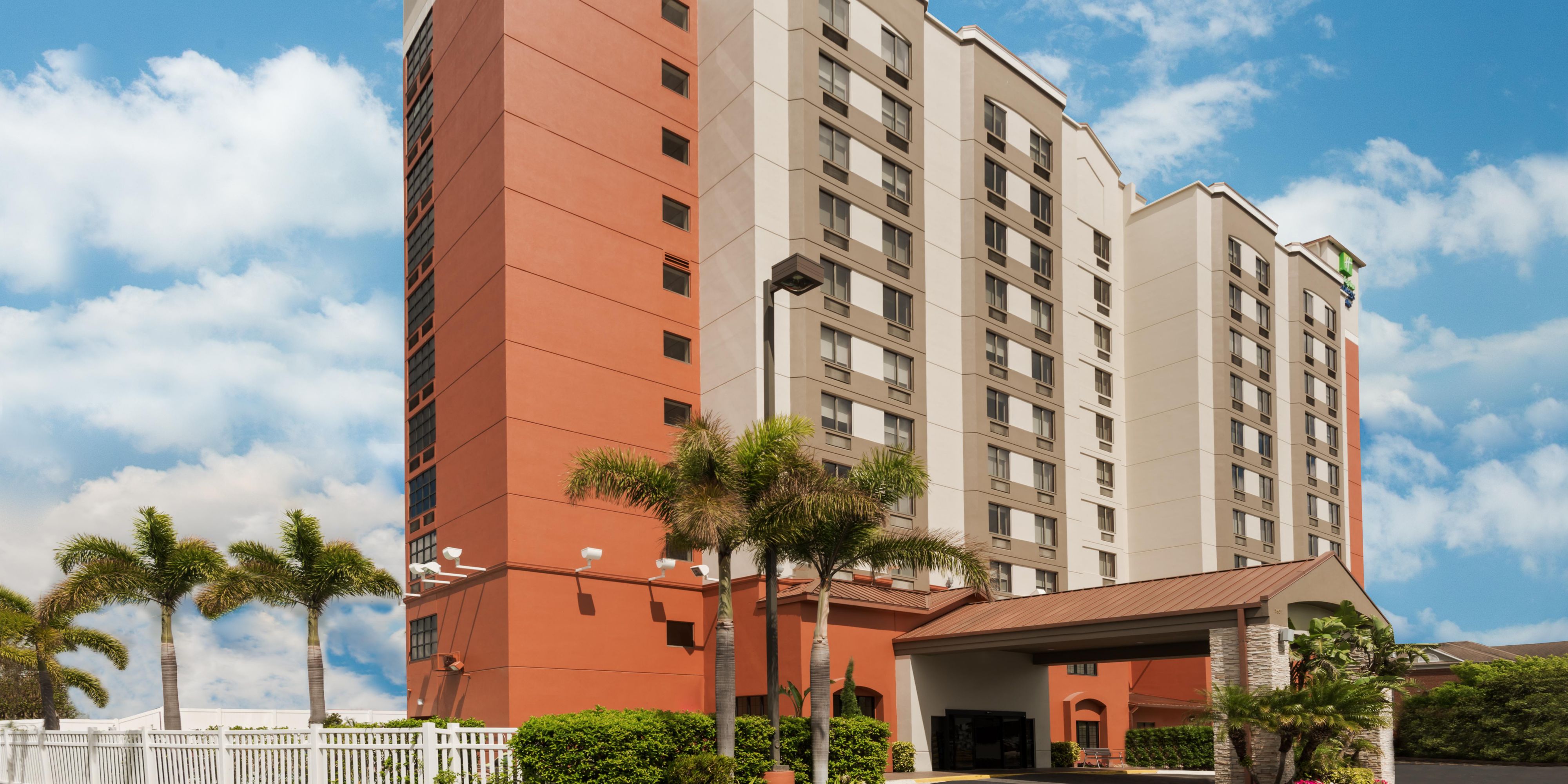 As a Universal Partner Hotel, we were chosen based on quality, reputation, and proximity to Universal Orlando Resort. Guests staying at our hotel can also enjoy free scheduled transportation to Universal Orlando theme parks and access to an onsite Universal Vacation Planning Center located in the hotel’s lobby.