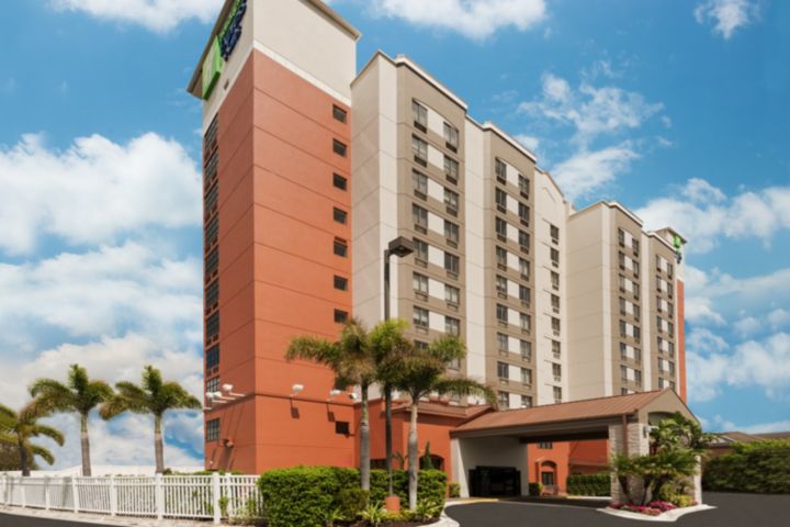 Holiday Inn Express & Suites Nearest Universa