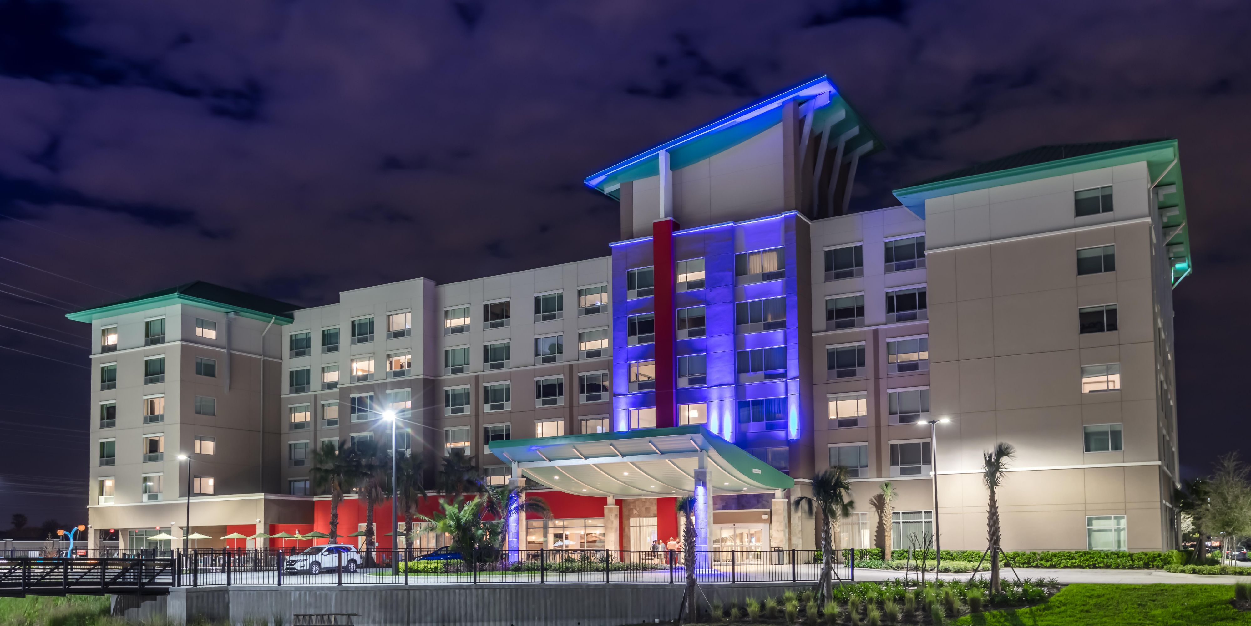 Holiday Inn Express And Suites Orlando 5718831043 2x1