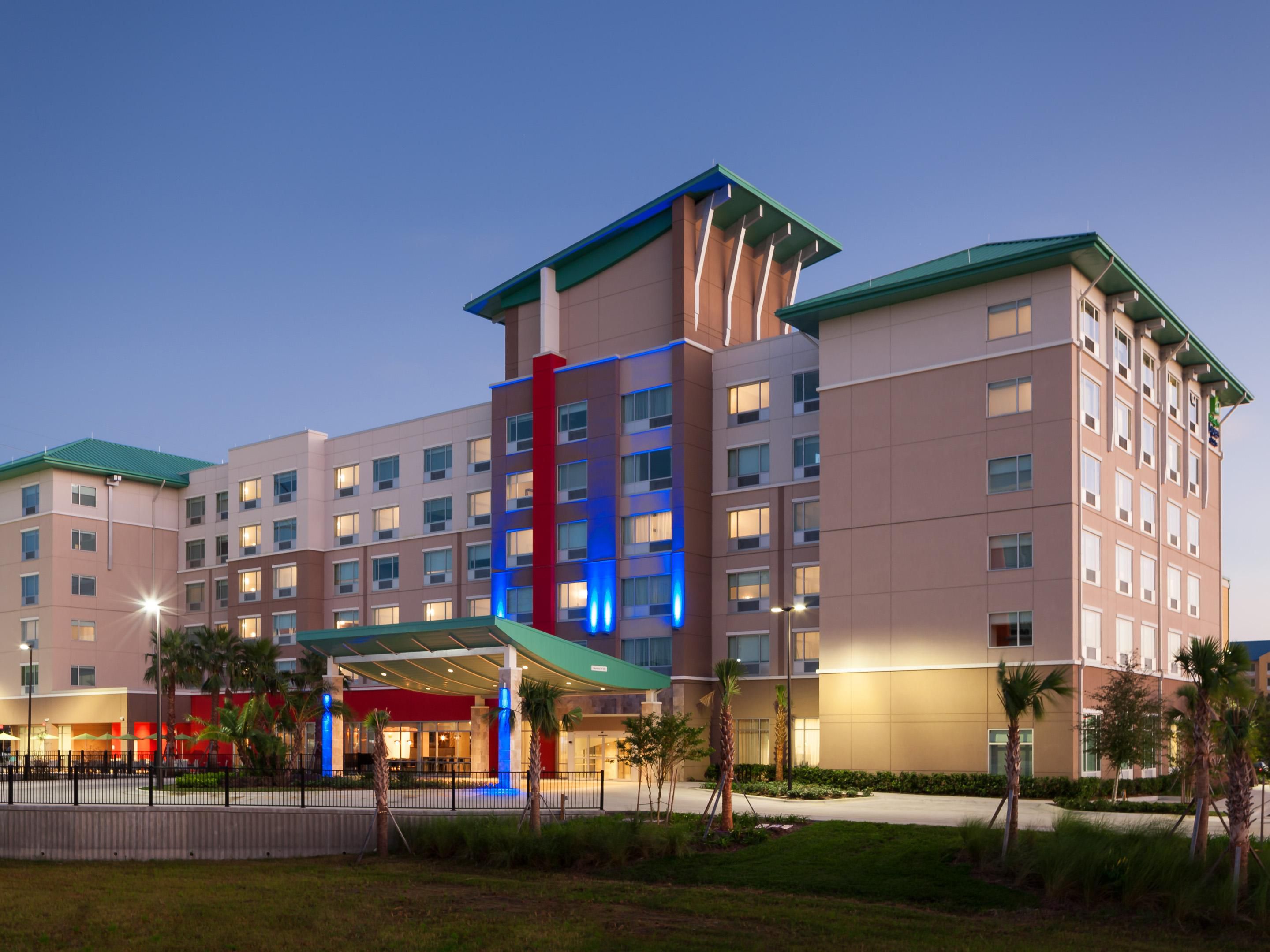 Make your home base in the heart of magical entertainment, at the Holiday Inn Express & Suites Orlando at SeaWorld®. This is an in-the-heart-of-it-all getaway with comfortable luxuries and in an ideal location, a short 5-minute drive to the Orange County Convention Center and centrally convenient to Stay in the Heart of International Drive Orlando.