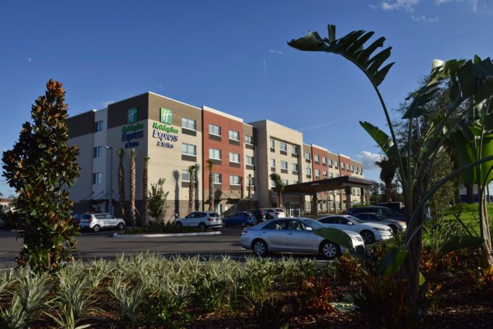 Holiday Inn Express & Suites Orlando - Lake N