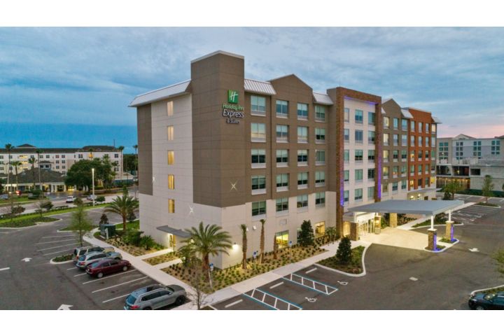 Holiday Inn Express & Suites Orlando - Lake B