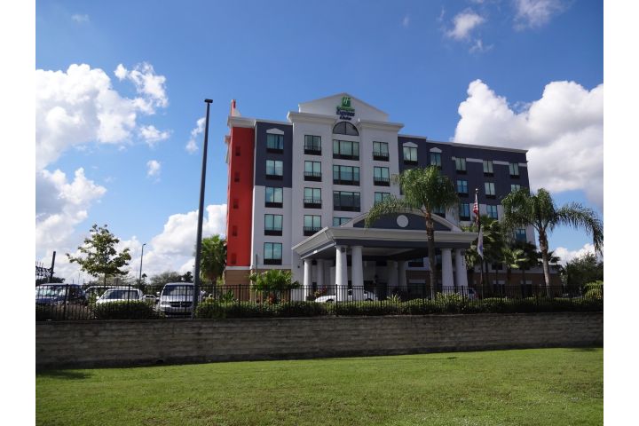 Holiday Inn Express & Suites Orlando - Intern