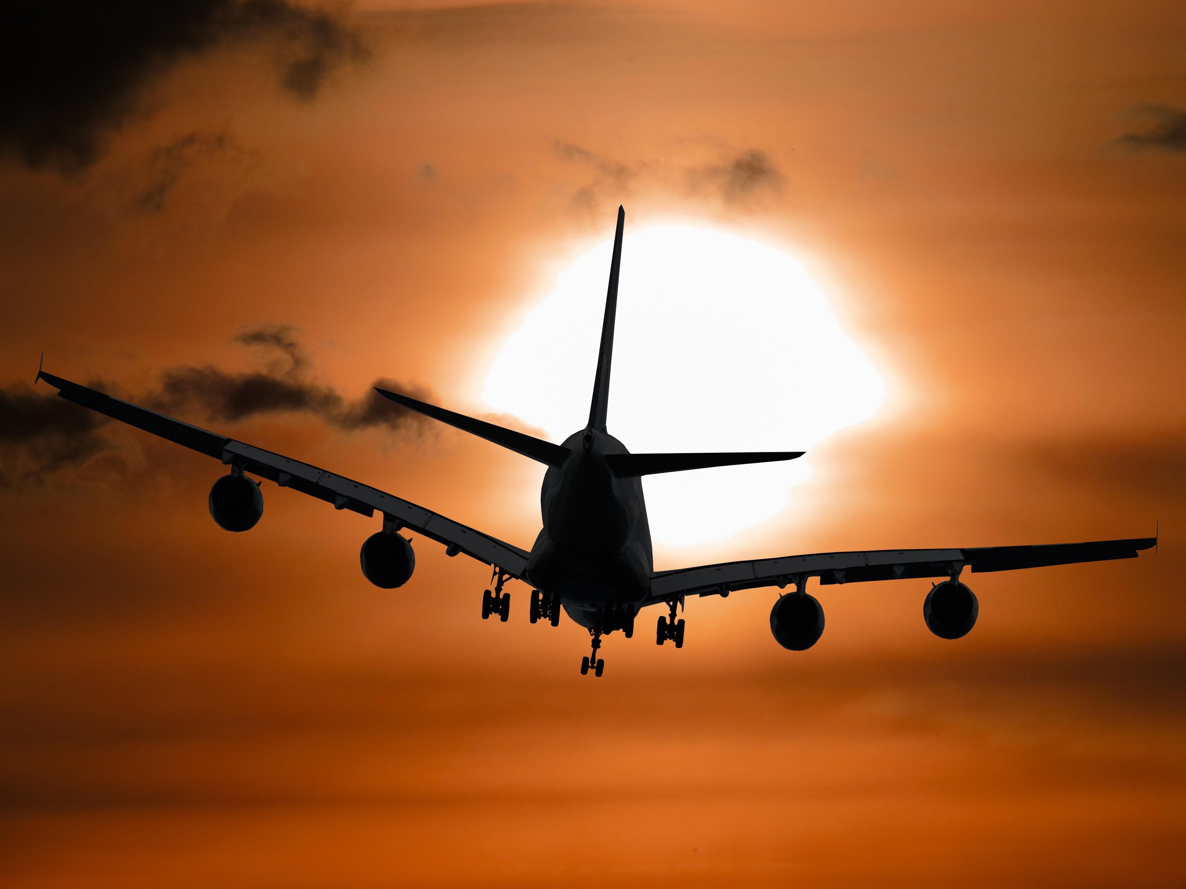 Transporte de e para o aeroporto incluído disponível todos os dias da semana a partir das 3:00 AM - 12:00 AM.