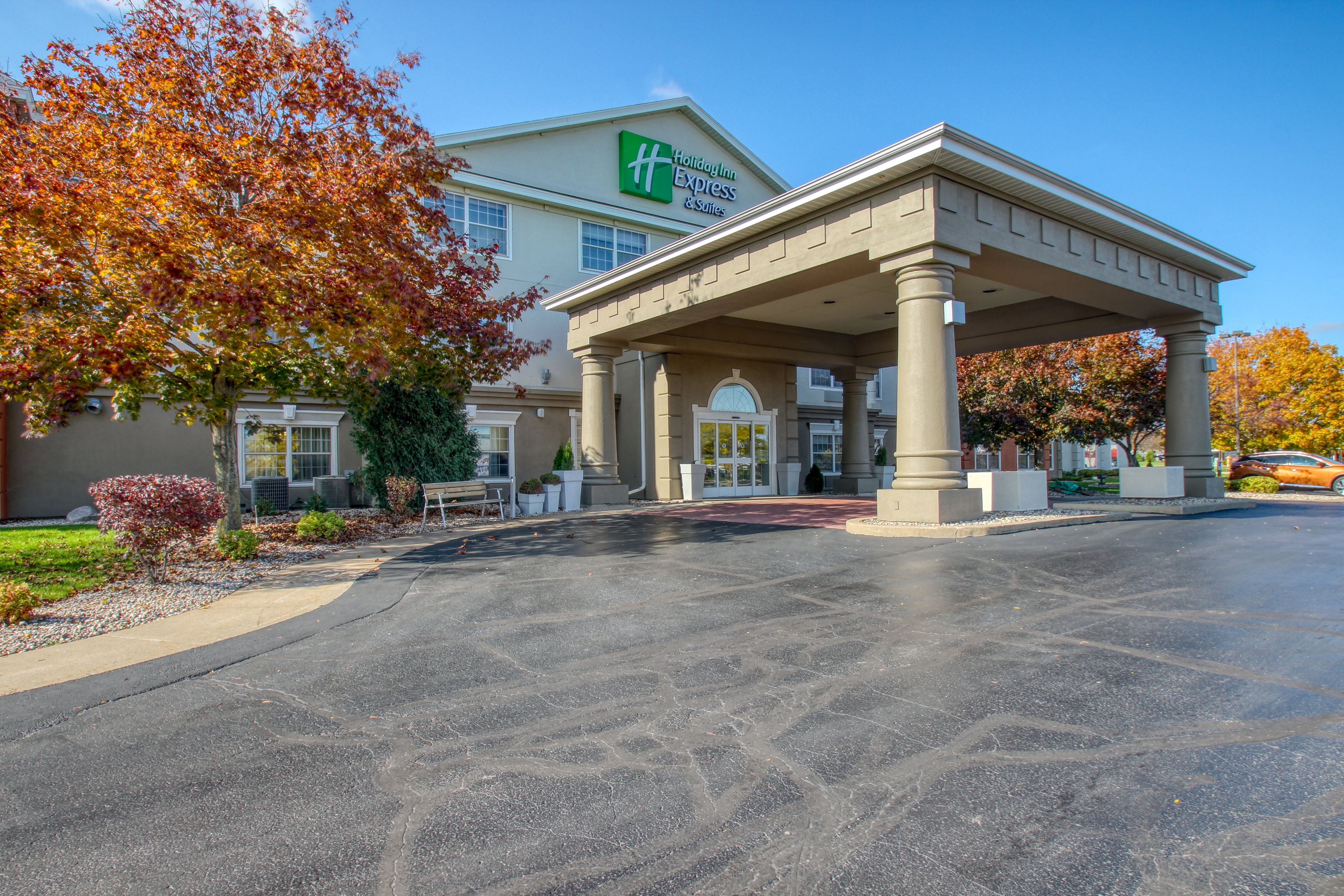 Pet-friendly Oshkosh Hotel Holiday Inn Express Suites Oshkosh-sr 41