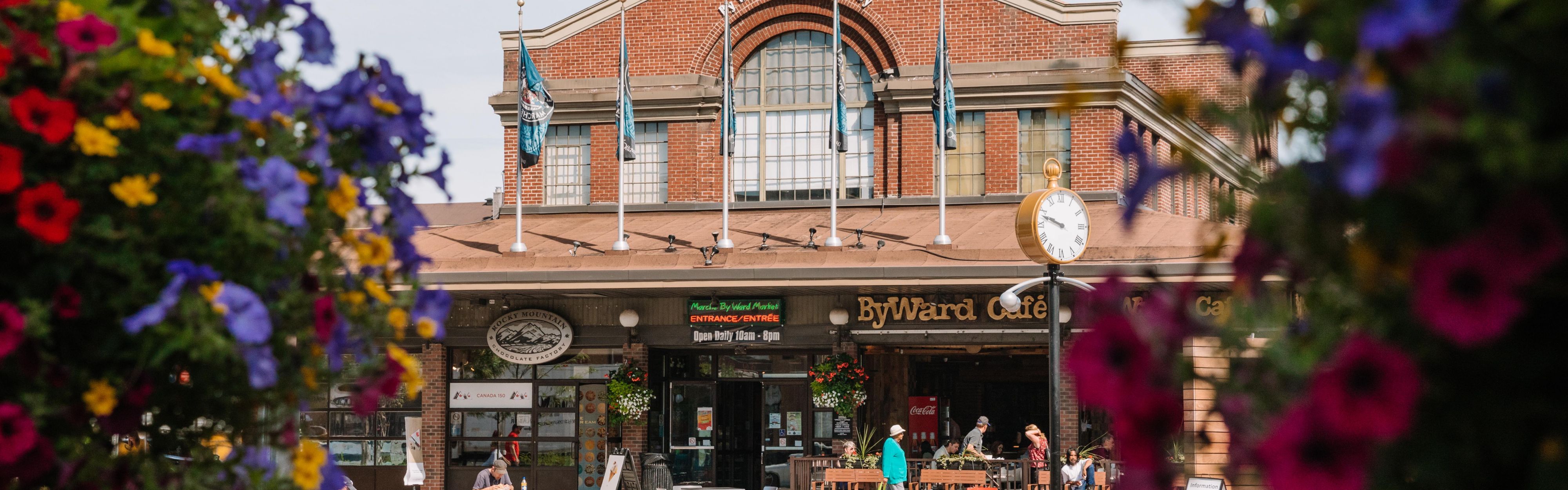 ByWard Market George Street Plaza con tiendas en Ottawa.