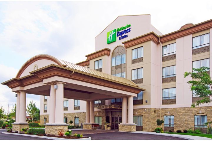 Holiday Inn Express & Suites Ottawa Airport