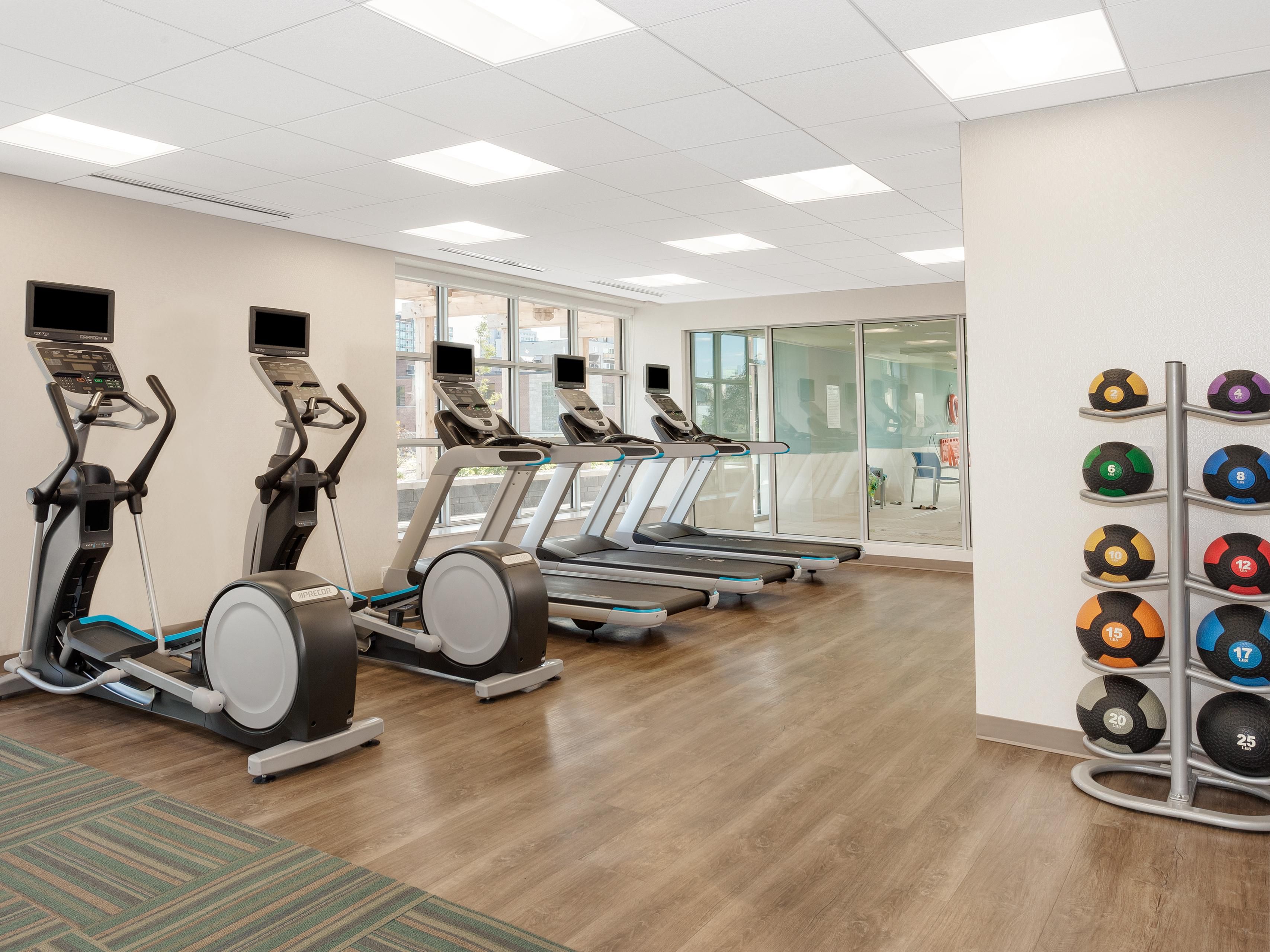 Ready for amenities that make for a perfect stay? At our hotel in Downtown Ottawa, Canada, enjoy free breakfast, an indoor pool, meeting rooms, self-service laundry, and a 24-hour fitness center, all surrounded by gorgeous views of the city and river.