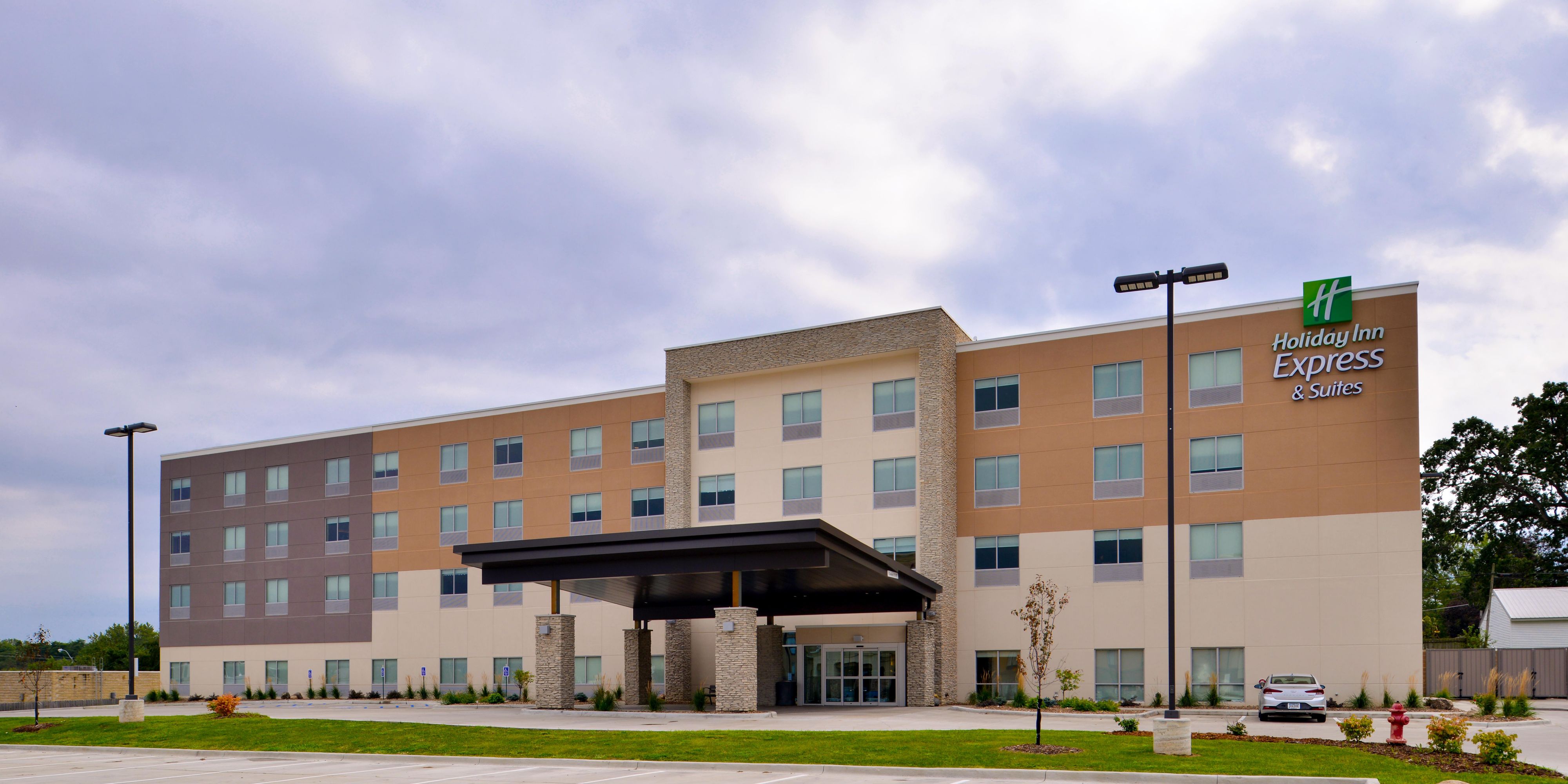 Travelling with a larger vehicle? The Holiday Inn Express Ottumwa has Bus and Truck parking.