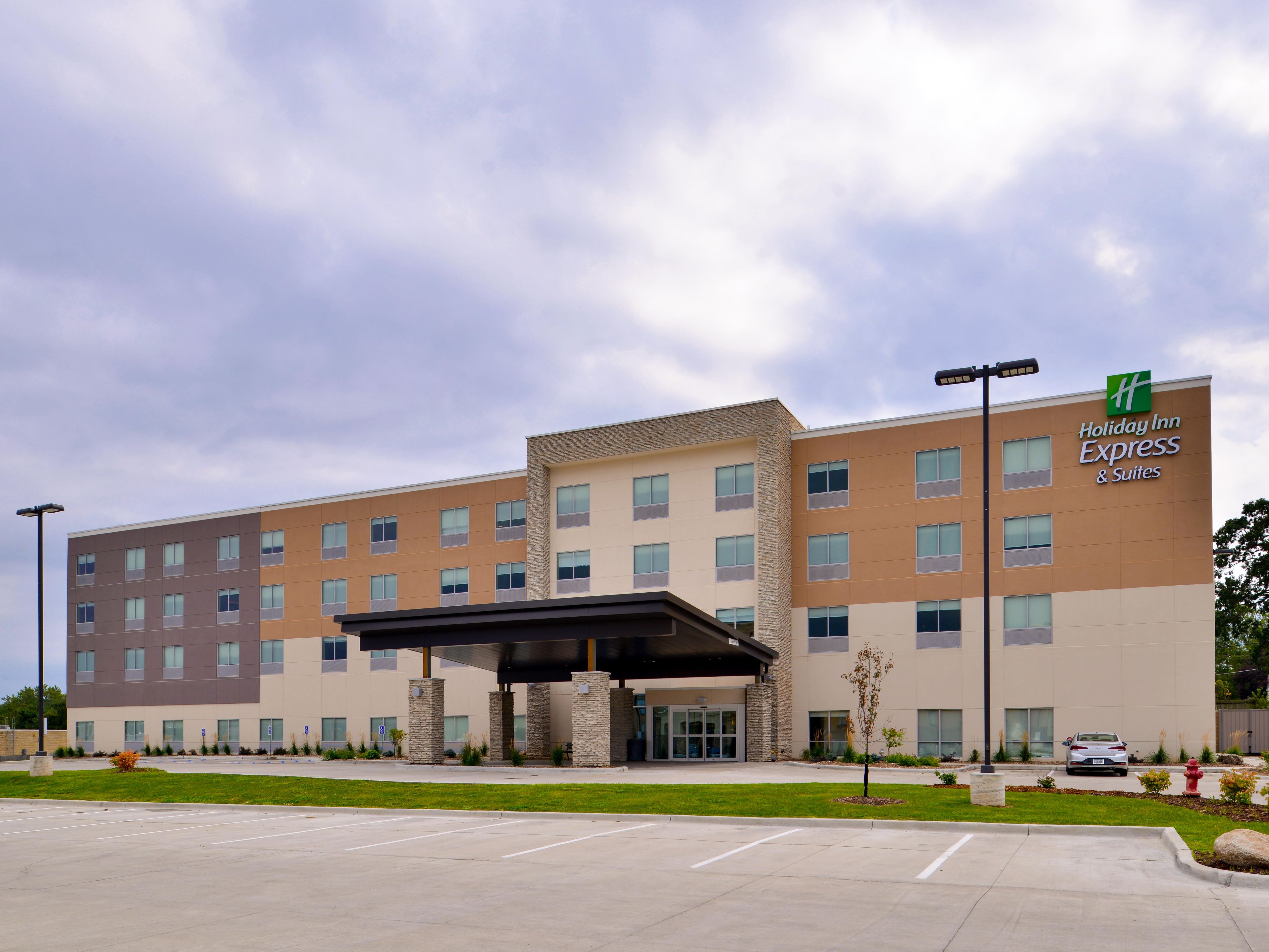 Travelling with a larger vehicle? The Holiday Inn Express Ottumwa has Bus and Truck parking.