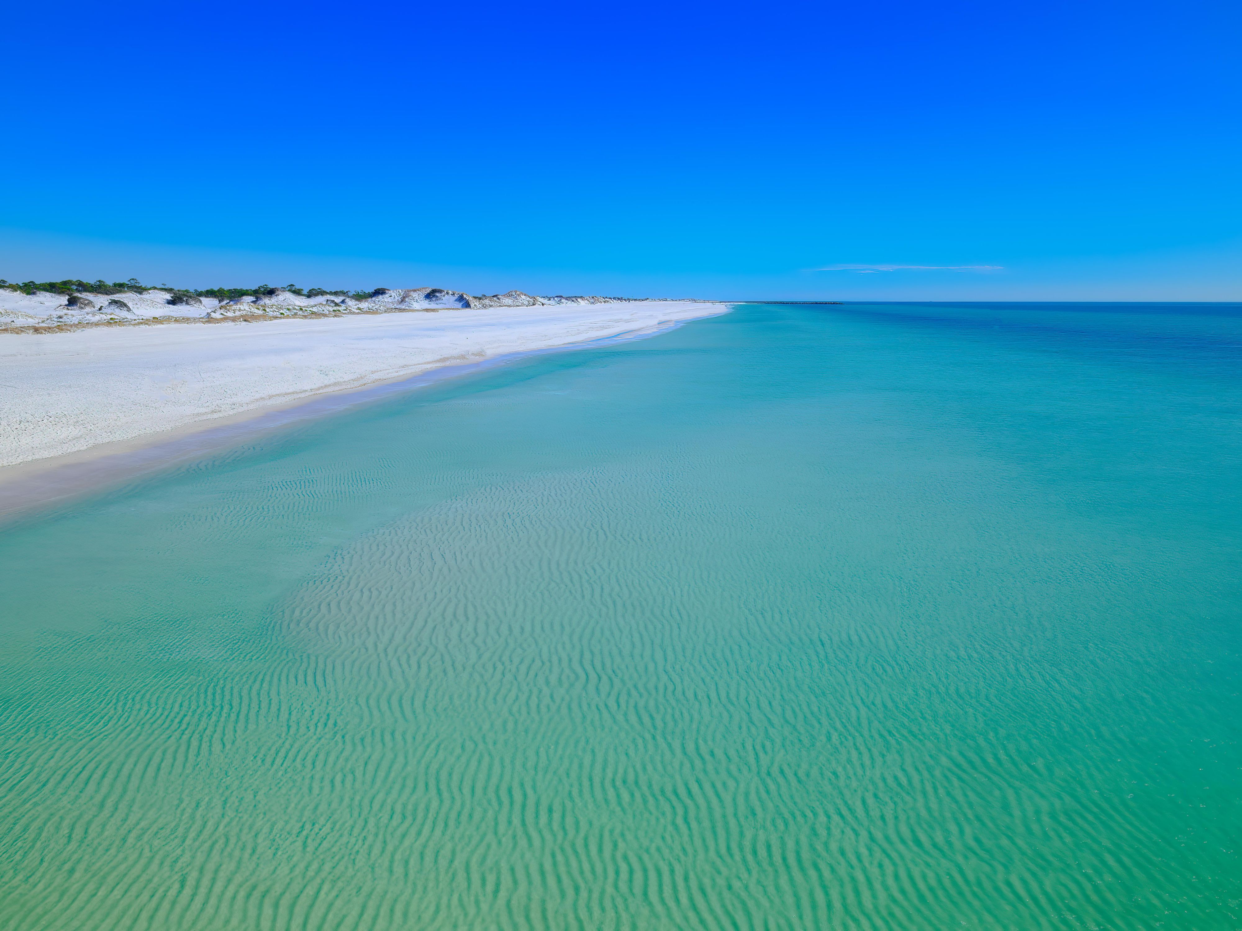 Kick off Columbus Day weekend with sun, sand, and celebration in Panama City Beach! With our Stay Longer and Save Rate, enjoy more time on the beach, floating the lazy river, and relaxing in spacious ocean-view accommodations. Plus, top-notch amenities like a pool, fitness center, and on-site dining make it the perfect end to summer.