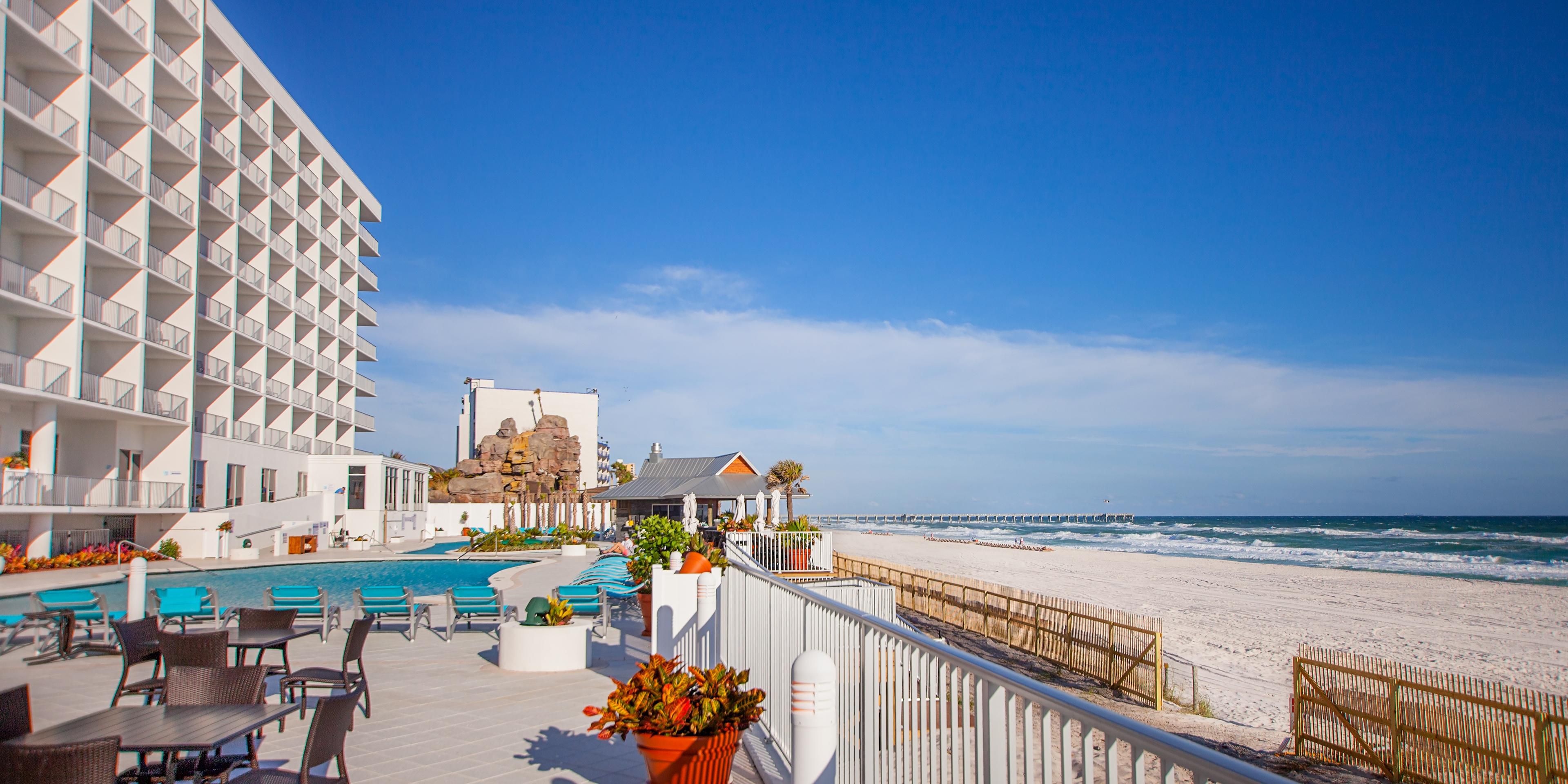 At Holiday Inn Express & Suites Panama City Beach - Beachfront, guests can wake up to breathtaking beachfront views from the comfort of their rooms. With the sound of the waves lulling them to sleep, guests can enjoy the ultimate beach vacation with stunning panoramic views. Our beachfront bar and grille offers the perfect beach dining experience.