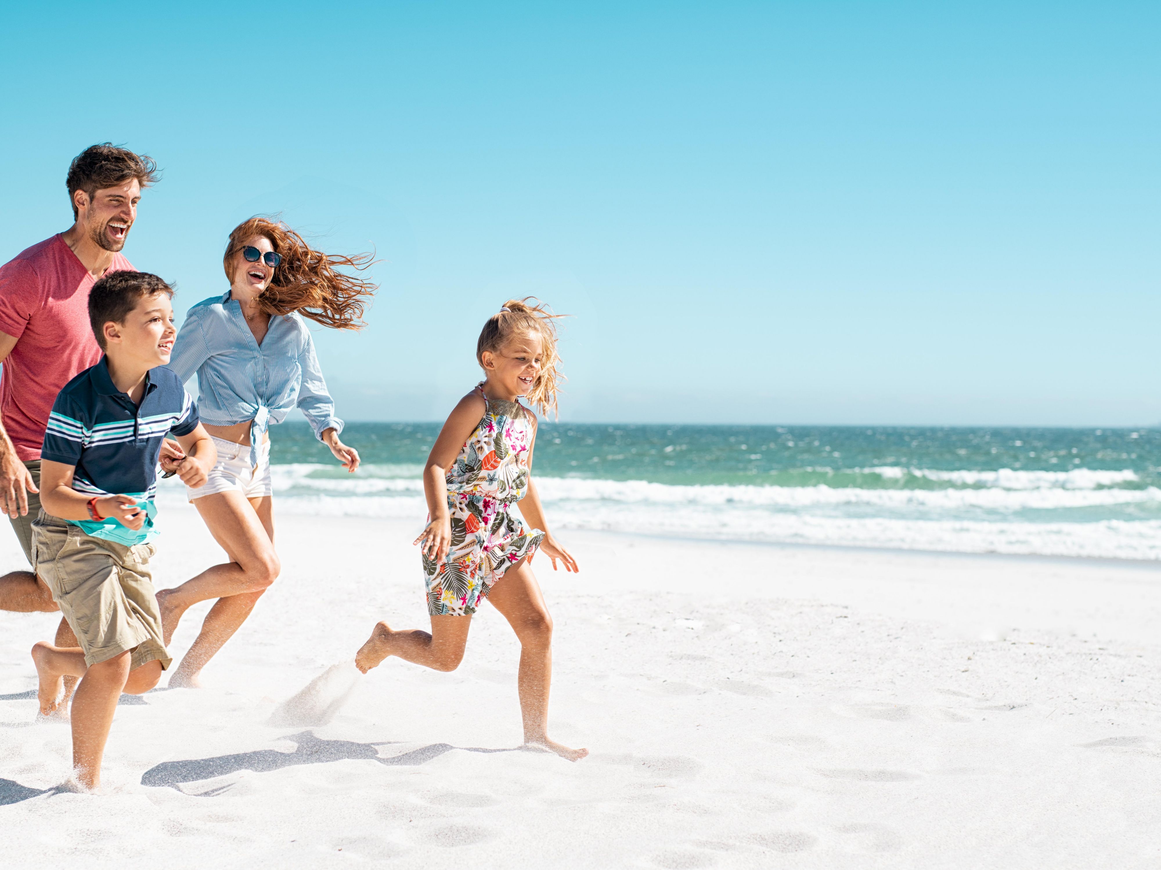 Beach holidays. Семья на море. Семья на пляже. Счастливая семья на море. Лето отпуск море семья.