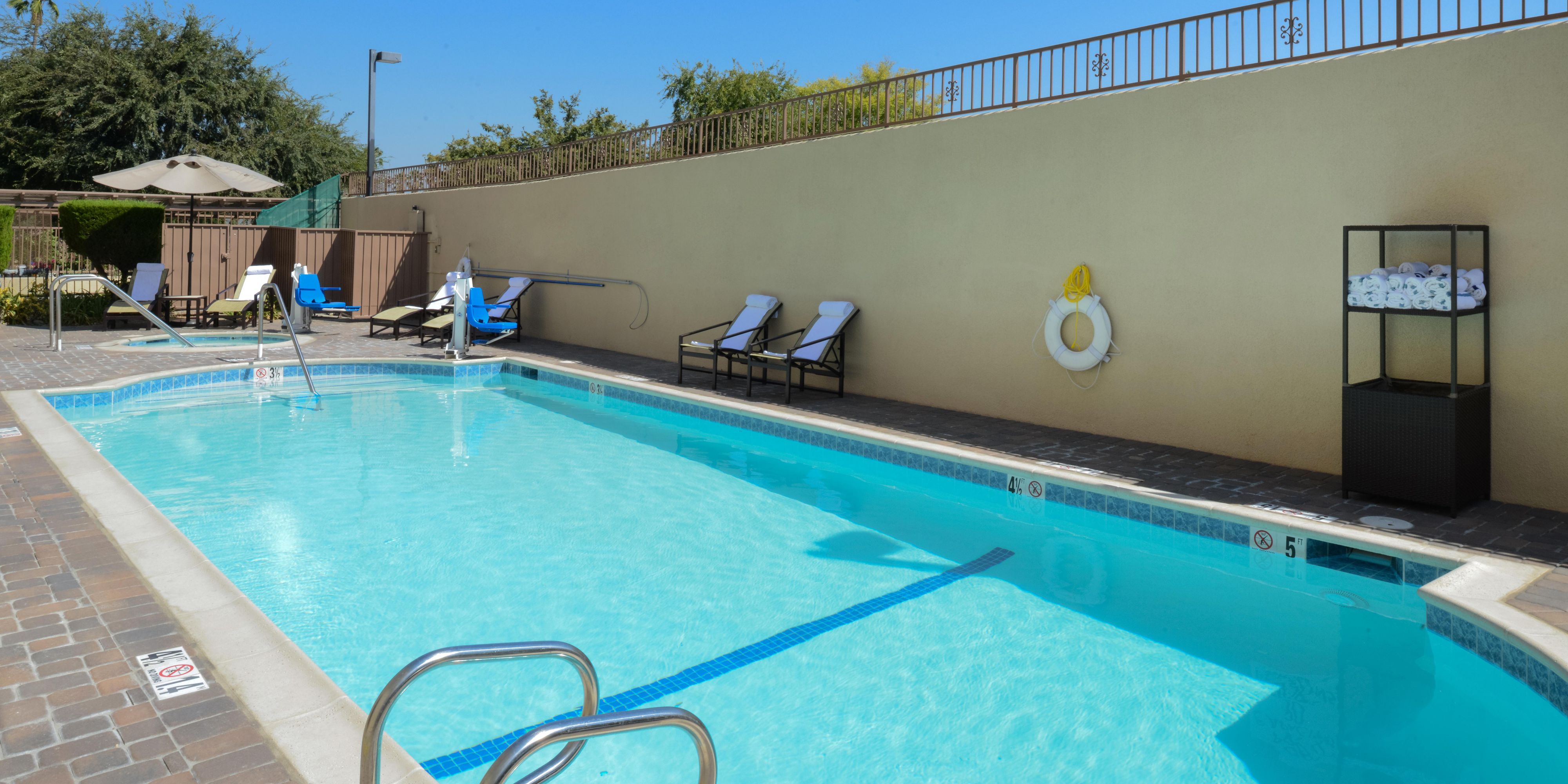 Enjoy the beautiful Pasadena, California weather while relaxing by our outdoor pool and whirlpool. Open every day from 7:00 AM to 10:30 PM.