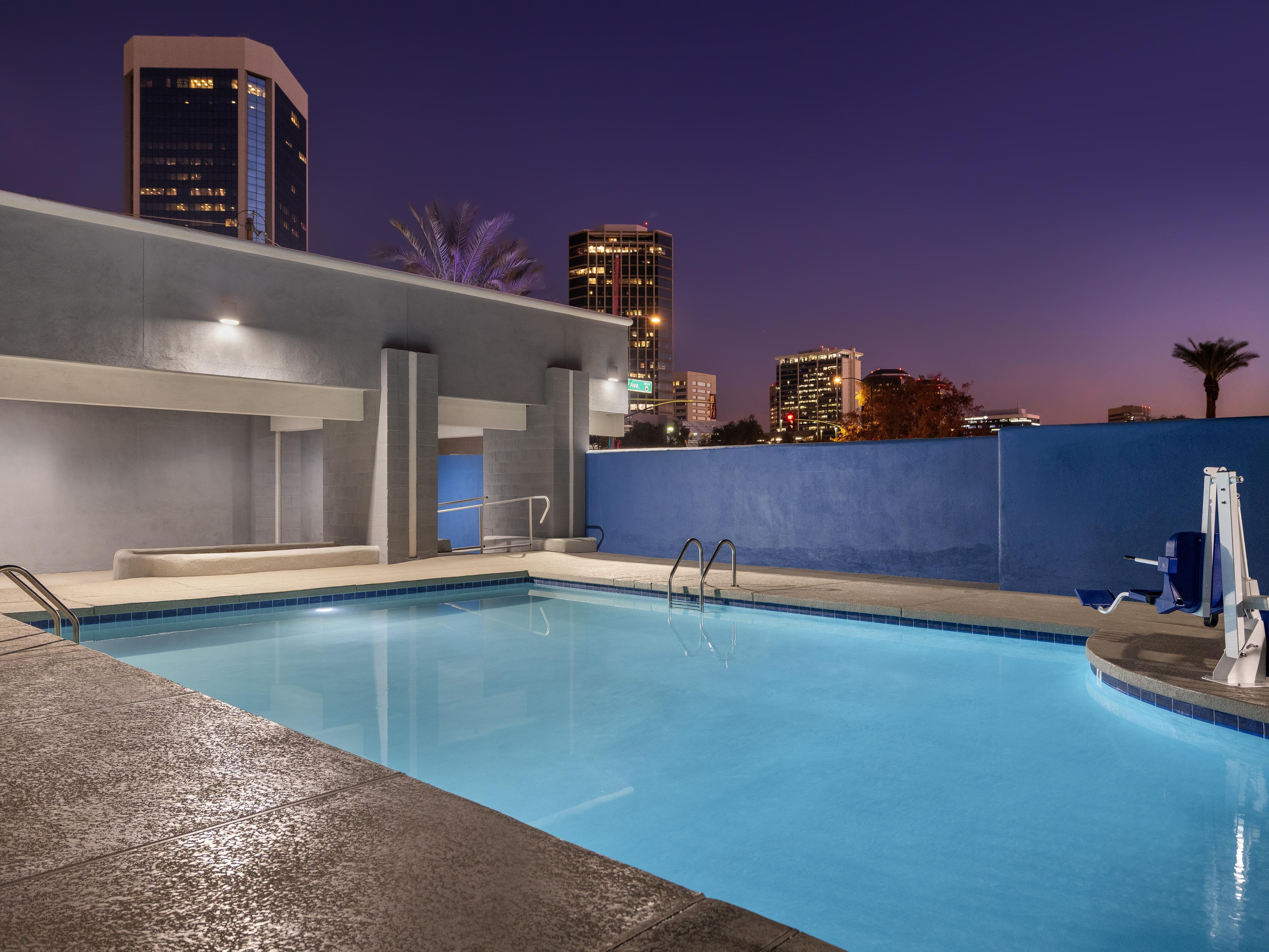 مسبح خارجي عند الغسق