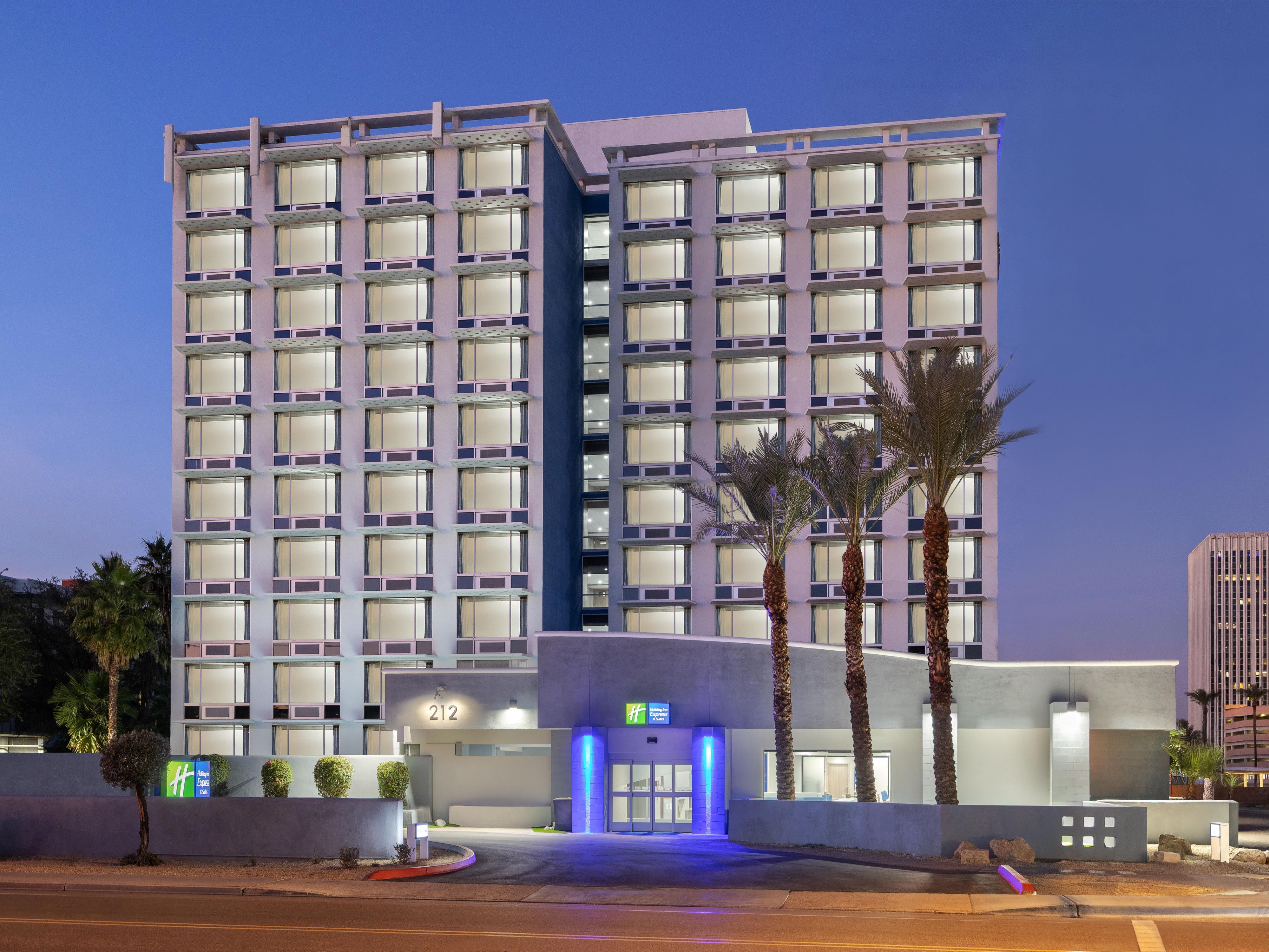 منظر خارجي للفندق عند الغسق