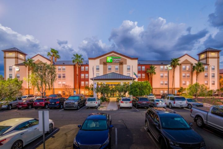 Holiday Inn Express & Suites Phoenix Airport