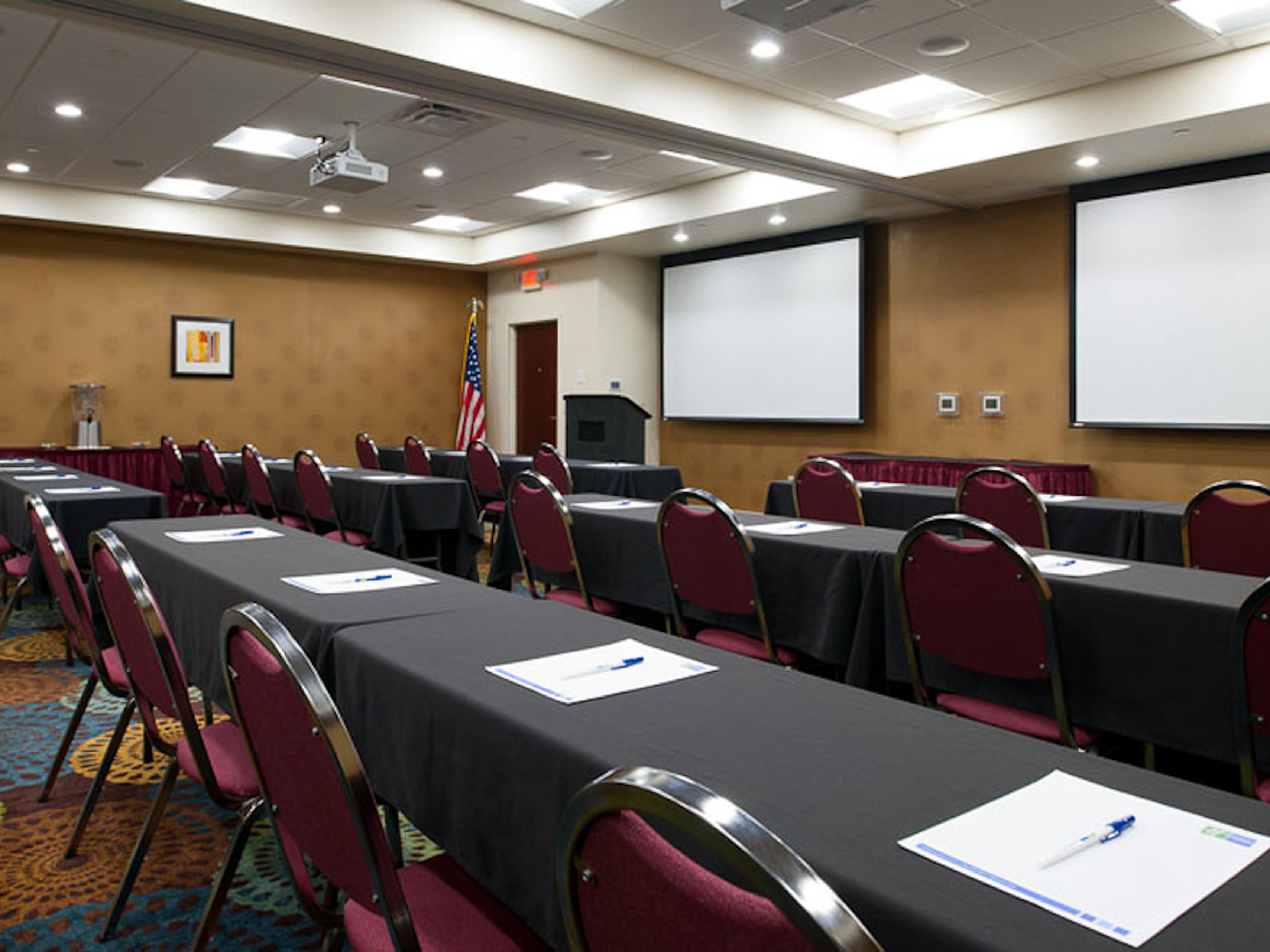 Green Tree, PA Hotel | Holiday Inn Express & Suites Pittsburgh