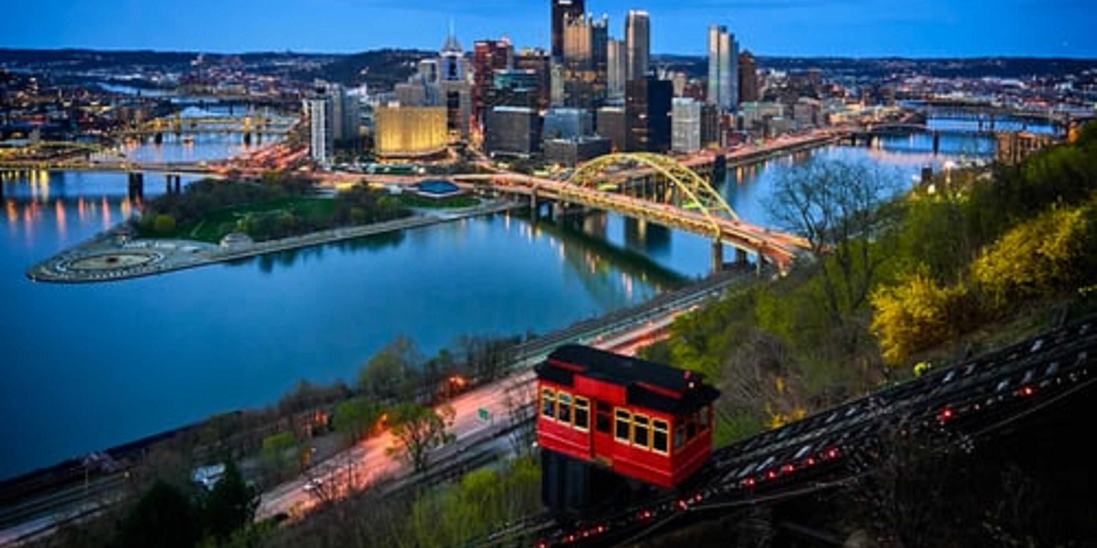 Situated halfway between the airport and downtown Pittsburgh, the Holiday Inn Express Pittsburgh Airport offers easy access to all of Pittsburgh's top attractions, event venues, and shopping. Watch your favorite band at Pavilion at Starlake, or your favorite sports team at Heinz Field, PNC Park, or PPG Arena.