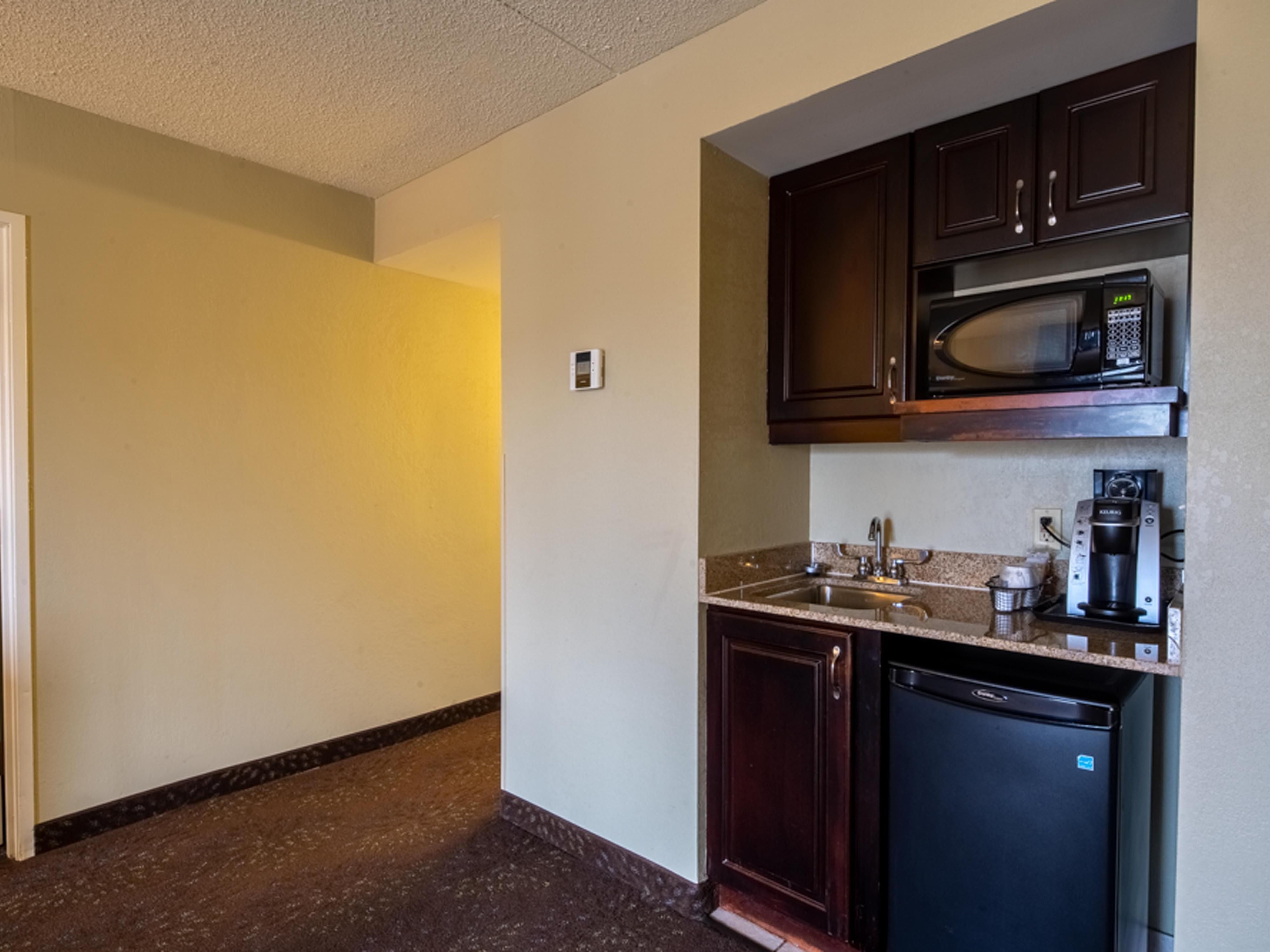 Holiday Inn Express & Suites Pittsburgh Airport Guest Room & Suite Options
