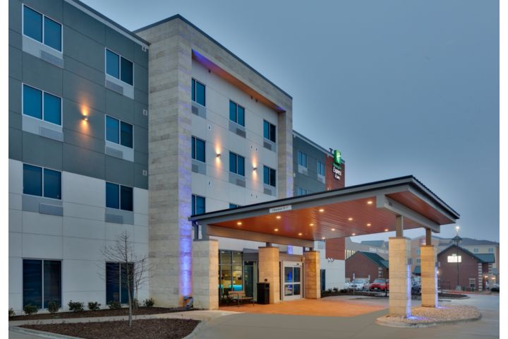 Holiday Inn Express & Suites Plano East - Ric