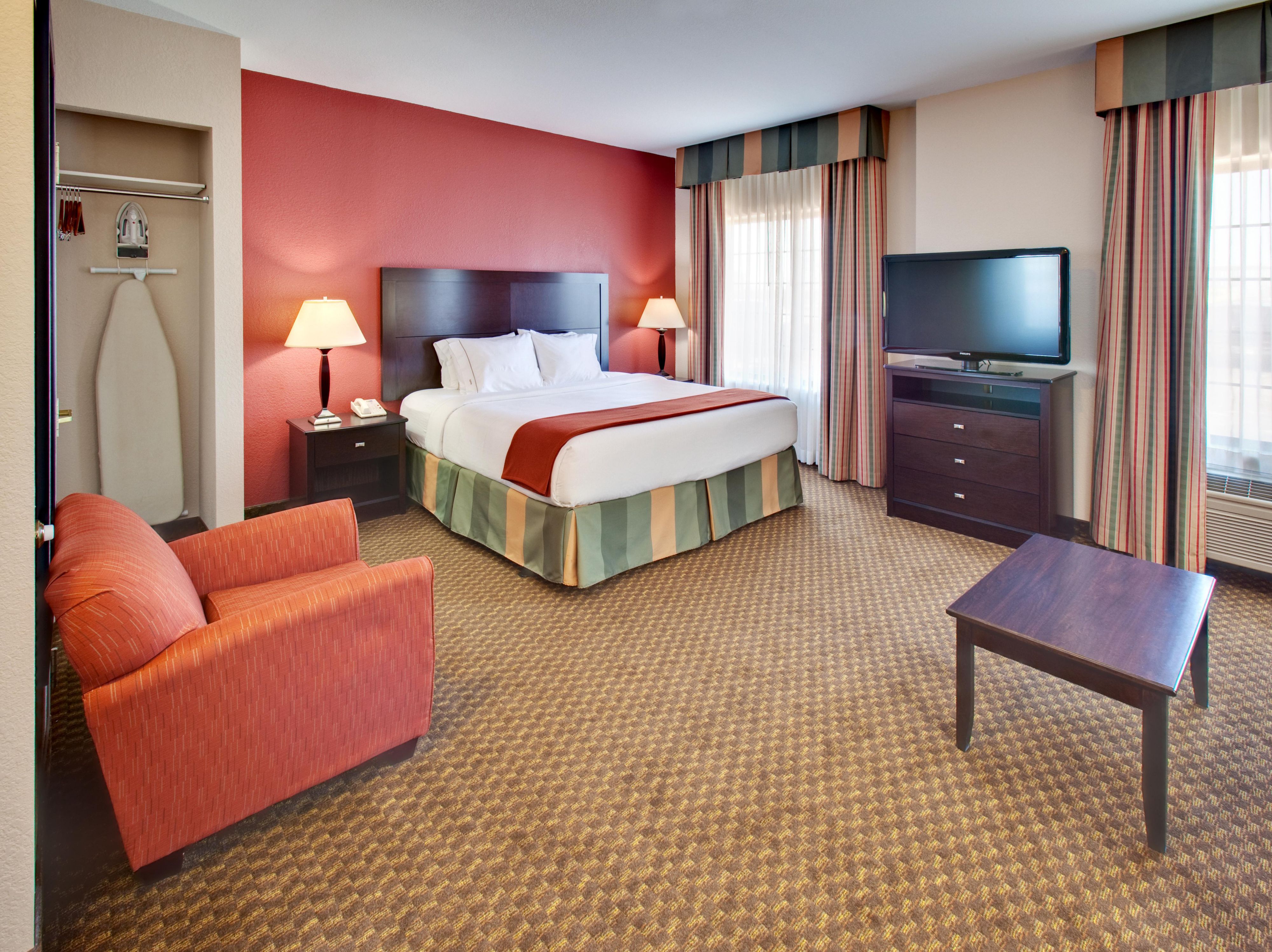 King Bed at Holiday Inn Express Pleasant Prairie / Kenosha