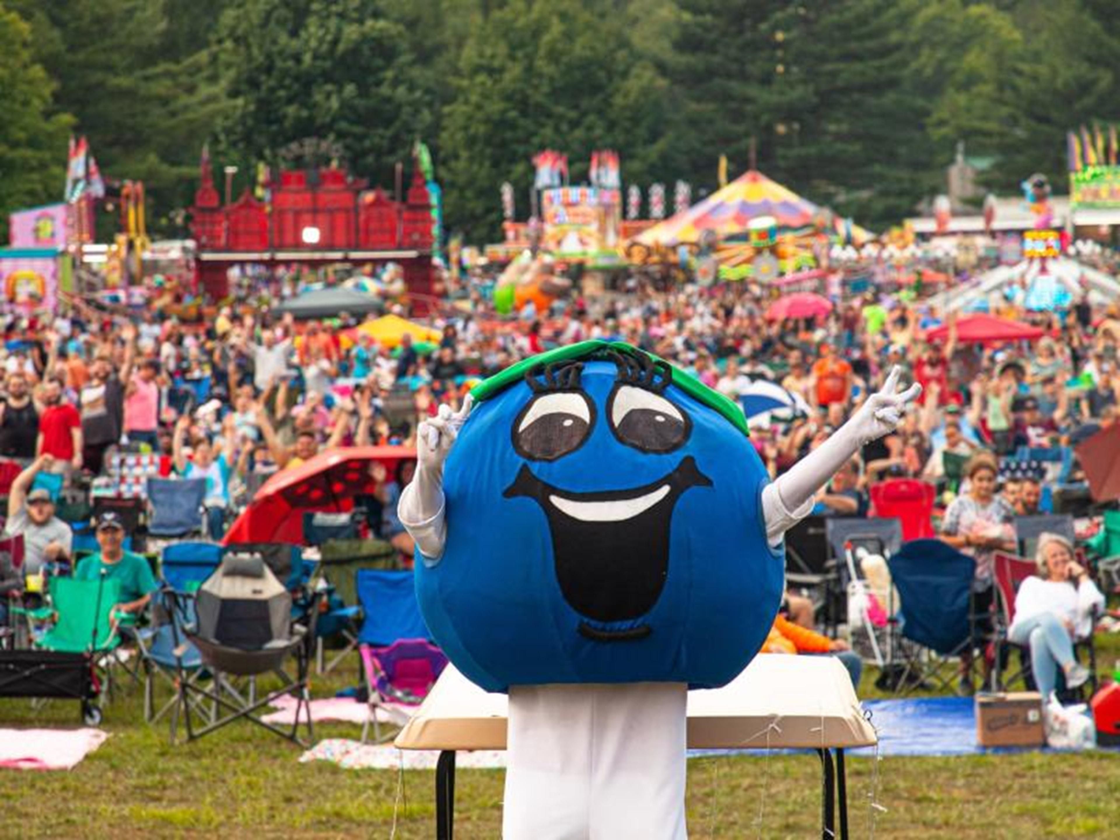 Es gibt BLAUEBERRIE! Mitglied werden mit uns das 2025 Marshall County Blueberry Festival vom 29. August bis zum 1. September. Wir sind nur 3 Minuten vom Centennial Park entfernt, wo das Festival stattfindet- und unser kostenloses warmes Frühstück ist großartig für alle, die FRÜH anstehen wollen, um den Touristenströmen entfliehen zu können!