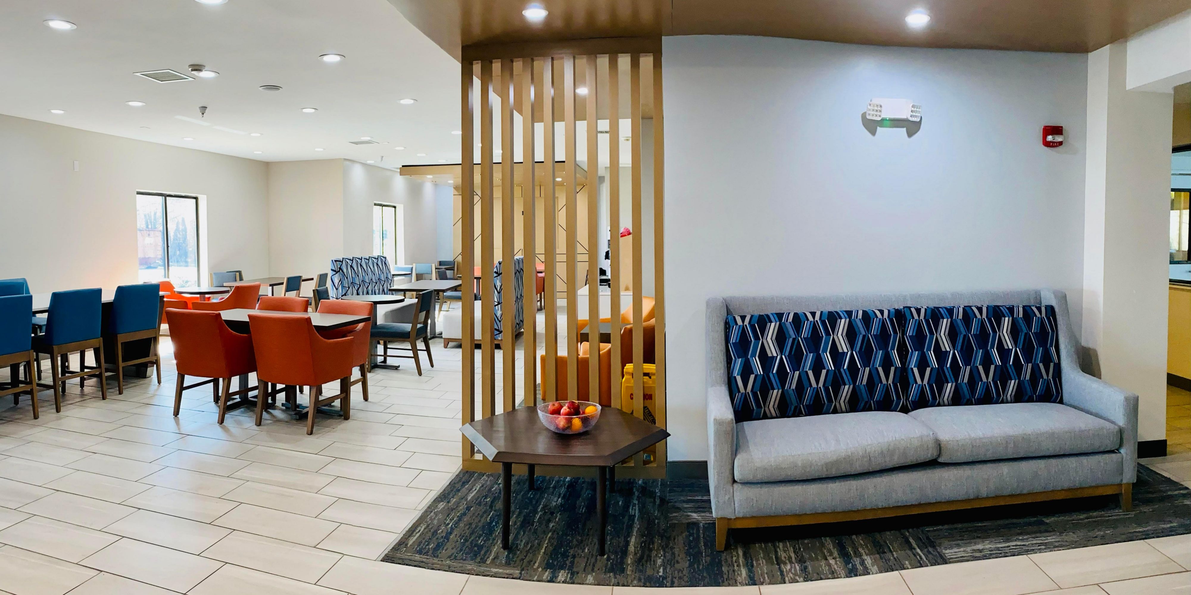 Our hotel offers Complimentary Breakfast from 6am-9am every morning. With sizzling sausages and egg-squisite omelets, you won't want to sleep in! Don't have time to eat? Yes you do. We have Go-bags available at a moment's notice too!