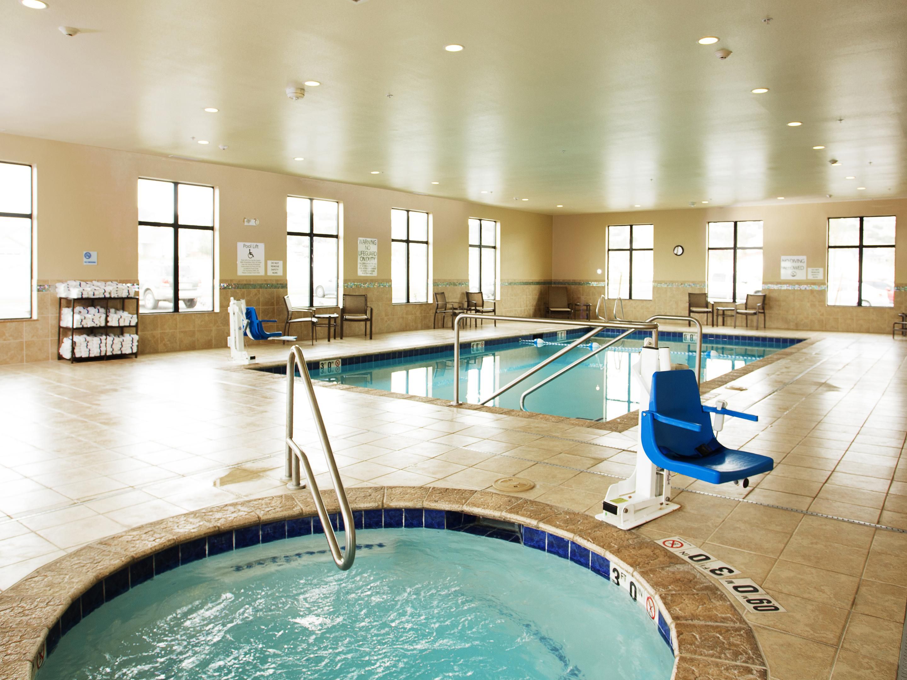 Venha aproveitar e relaxar com acesso de 24horas a nossa piscina e spa com cadeiras ADA disponíveis .