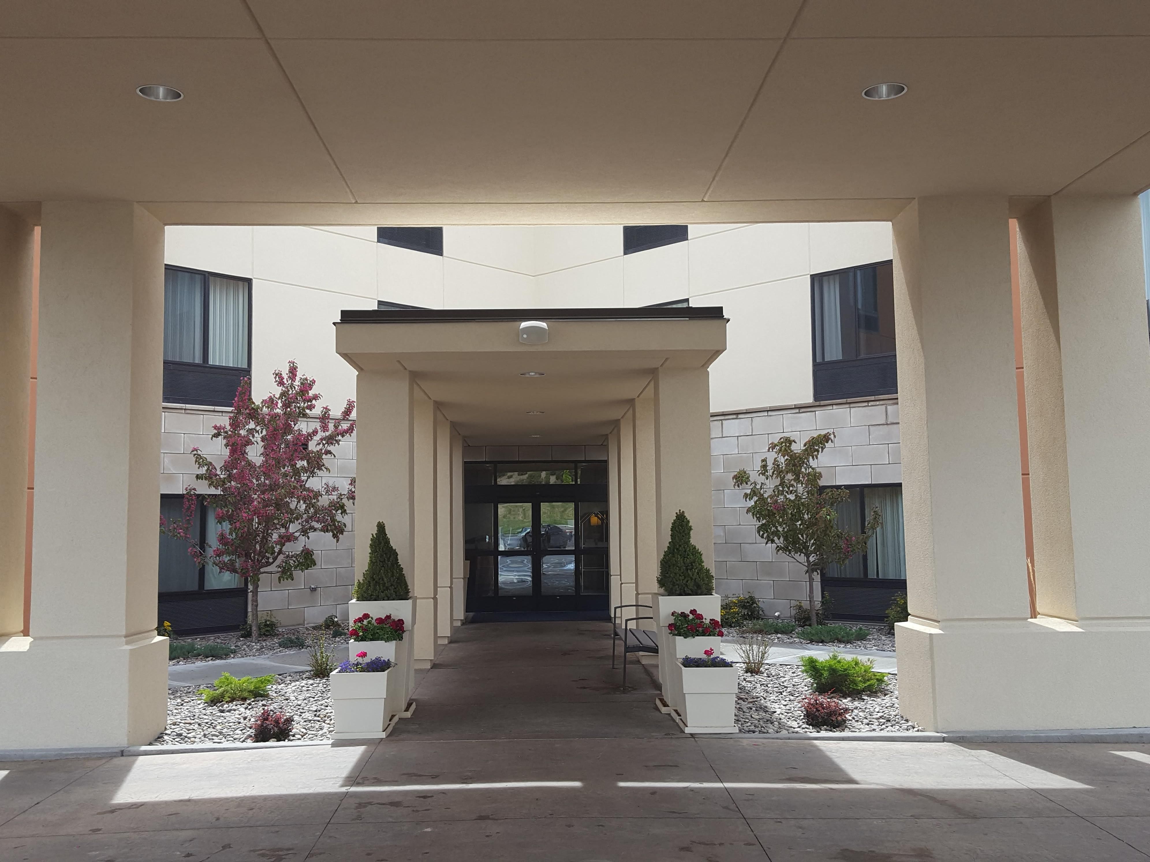 Se você estiver chegando ao Aeroporto Regional de Pocatello ou ao Centro AV para uma viagem, deixe-nos ajudá-lo com nosso Traslado do hotel disponível das 5am às 10pm. Basta ligar para o hotel para agendar sua coleta.