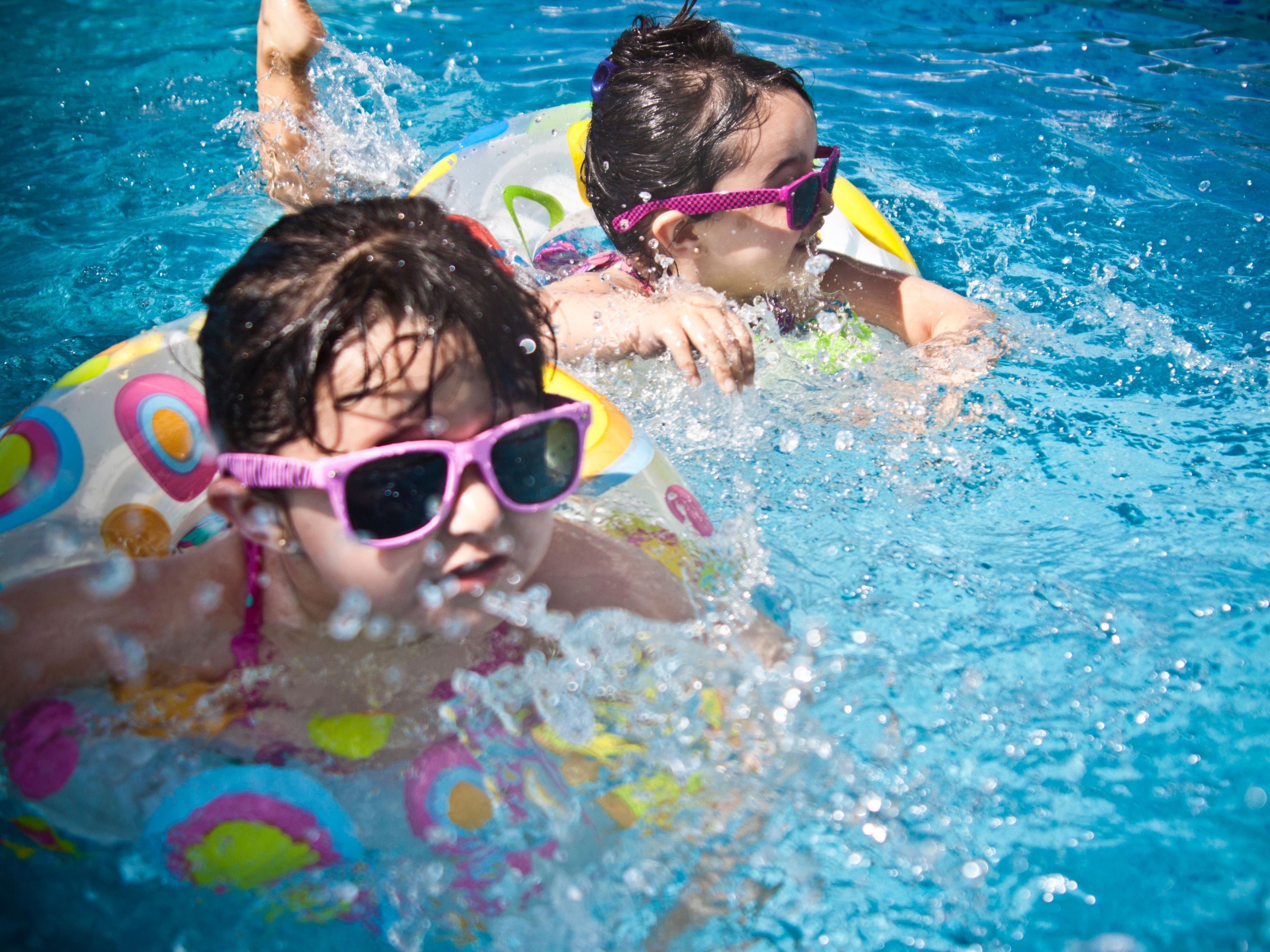 Notre piscine intérieure est un véritable oasis pour se détendre, faire de l’exercice ou s’amuser avec vos enfants. Ne laissez pas le temps froid à l'extérieur vous forcer à ranger votre maillot de bain. L'été peut être toute l'année dans notre piscine.