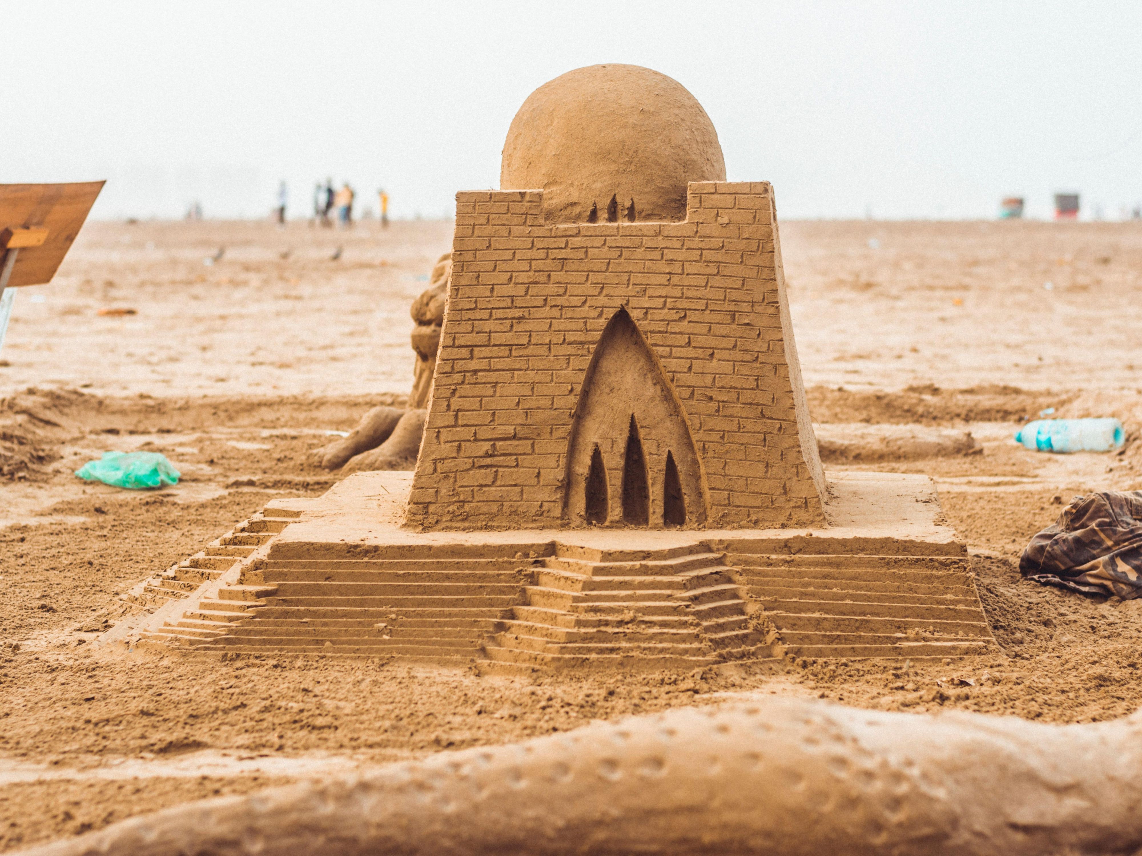 Localizado a uma curta distância da praia onde o Sandfest está localizado, somos a sua melhor parada para você. Quartos recém-reformados, piscina ao ar livre e uma ótima localização! Reserve agora para confirmar seu quarto!