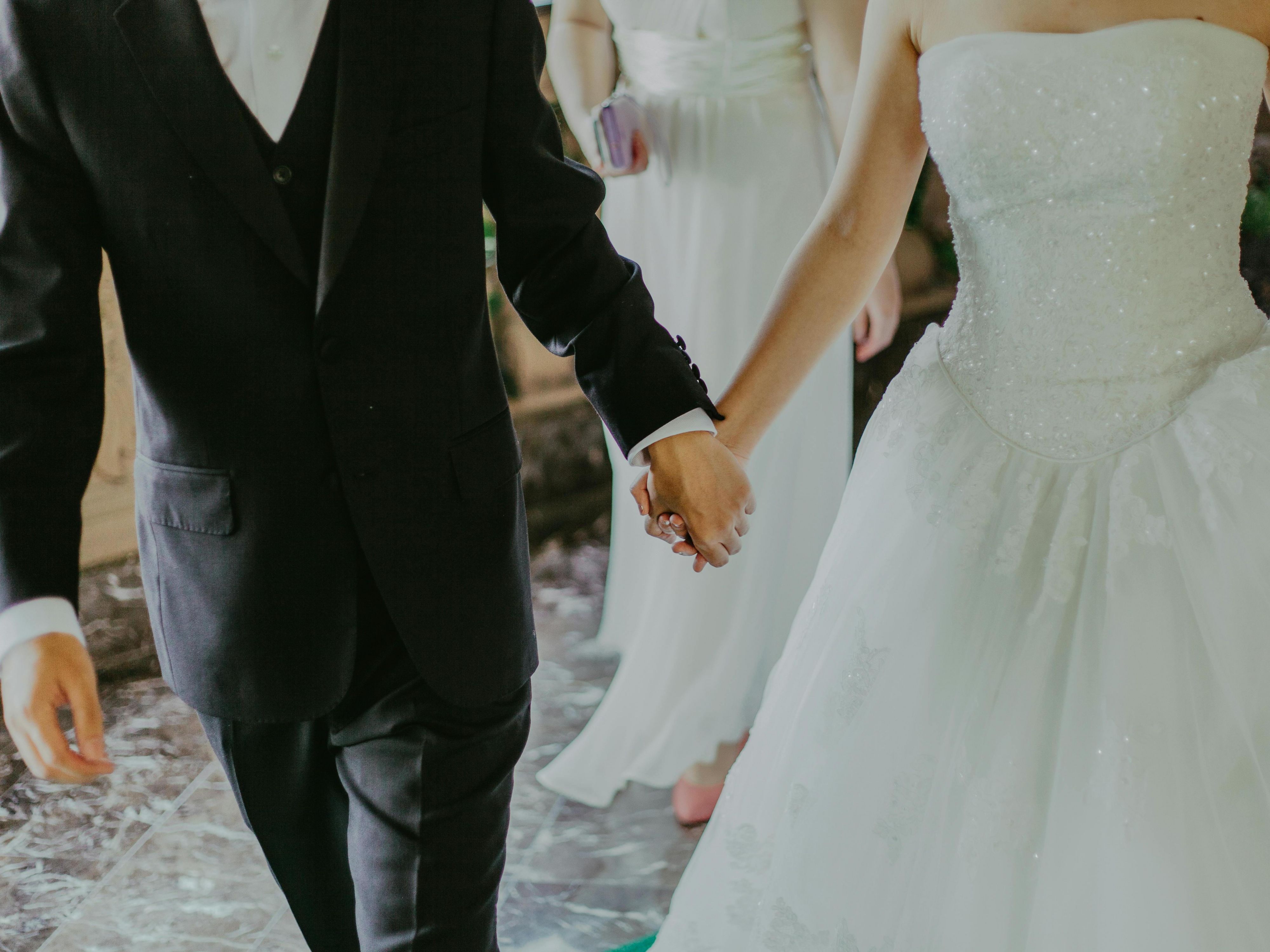 Your wedding guests in Port Huron deserve a quality night of sleep, a fresh warm breakfast, and they need it at a comfortable price. Our team is ready to celebrate with you. Our meeting room is available for group dinners. The spacious family suite and rooms with jetted tubs overlooking the river, are just what your guests deserve.