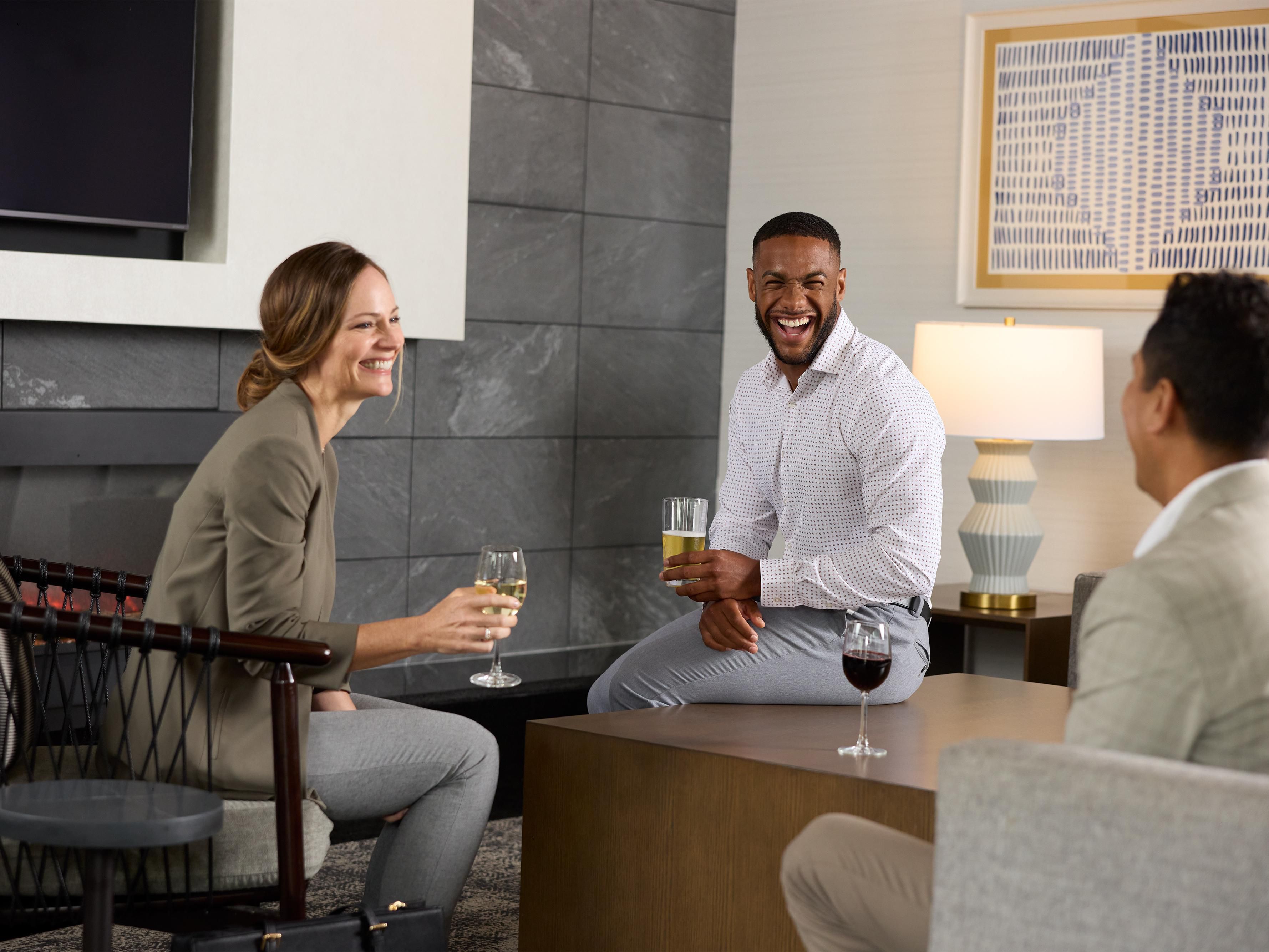 We welcome our guests to enjoy complimentary refreshments with us in the evenings every Tuesday-Thursday from 6PM to 8PM. Sit back, relax and enjoy a beverage while overlooking our fabulous water views! 