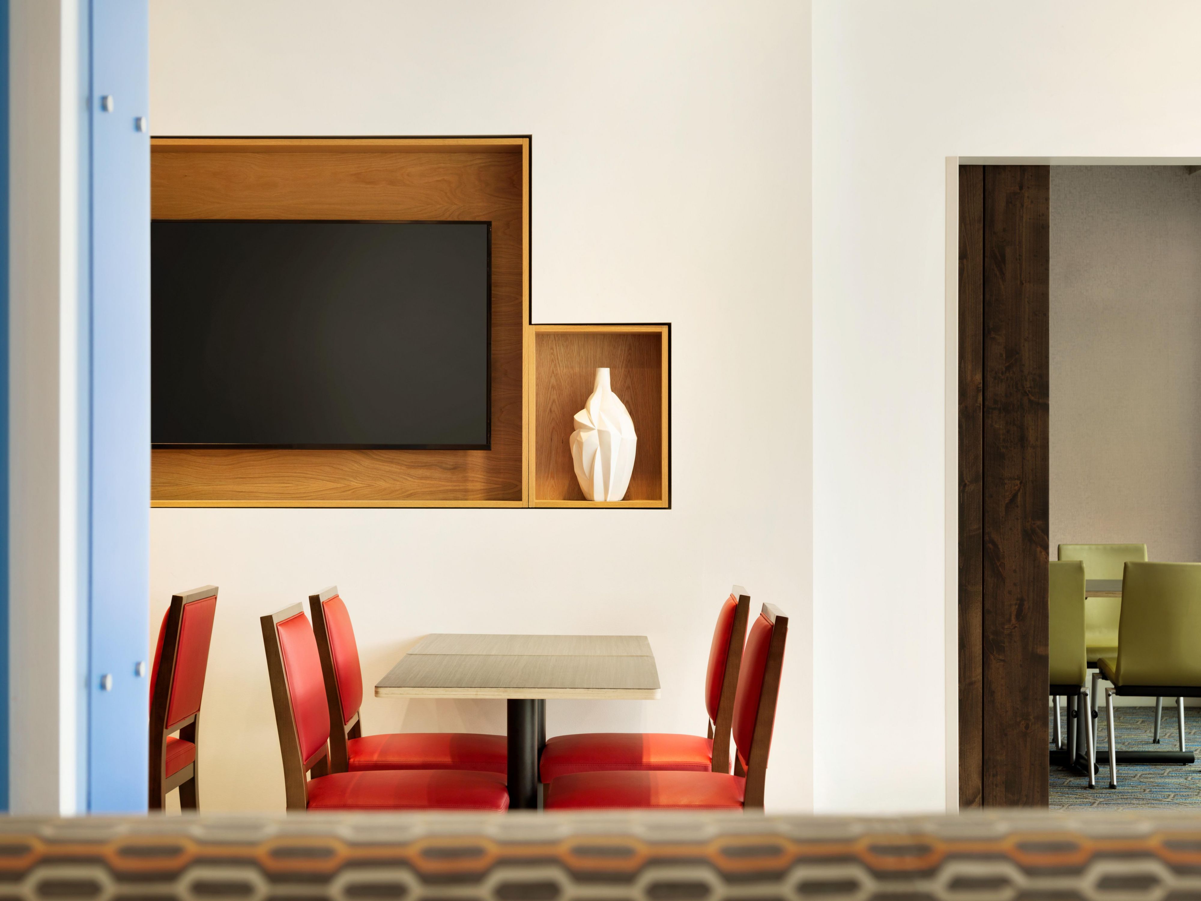 Located only minutes from Savannah's Historic District, River Street and City Market.